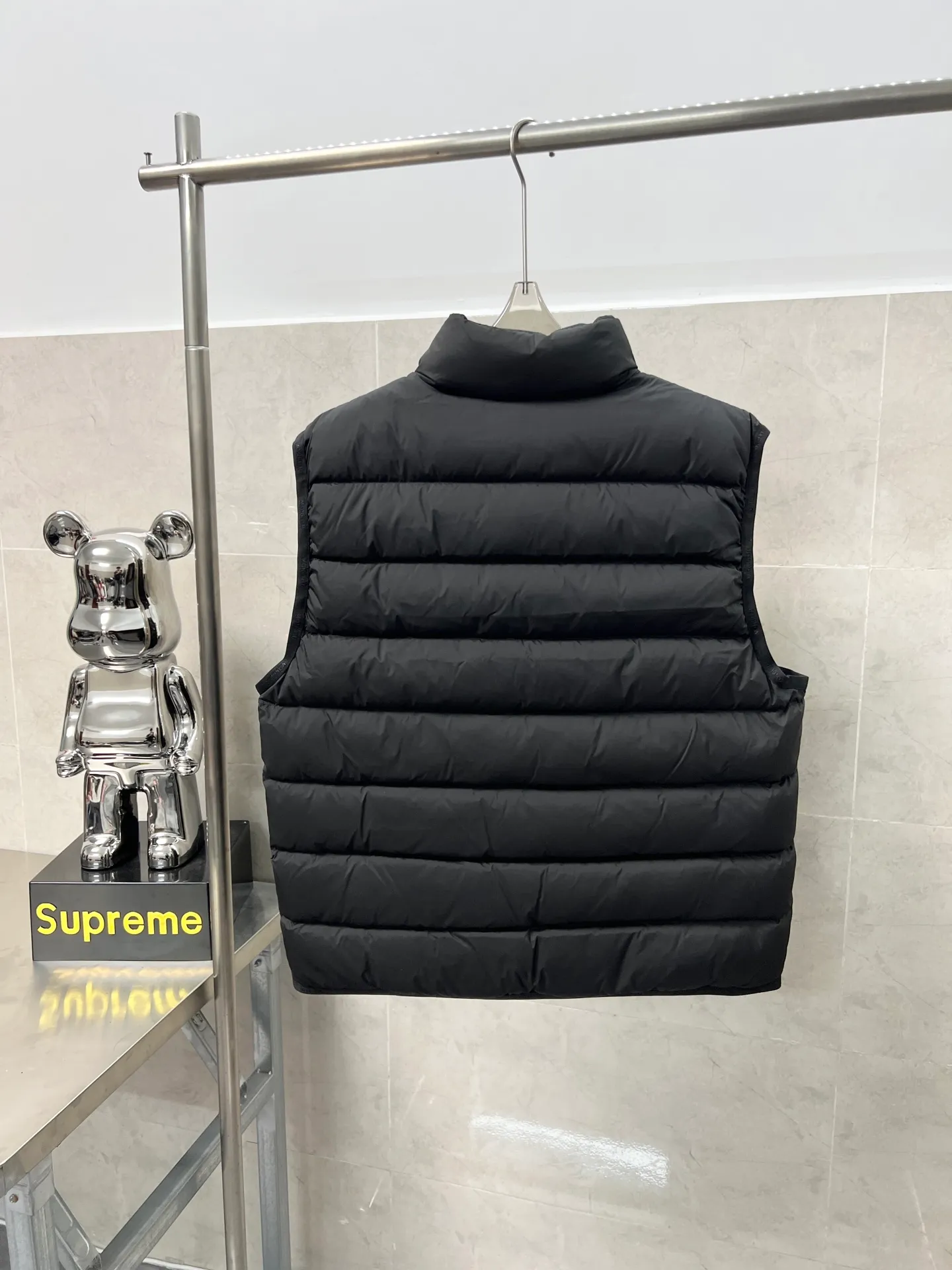P700 Moncler Mouth Small Label Down Vest Moncler classic color strip series, 100% restoration of gloss and support density, high-density matte nylon fabric, four-layer method to prevent velvet leakage and other problems, three-color webbing custom-woven and dyed, slim fit, high velvet filling, excellent windproof and warm performance Color: Black White Size: 123456