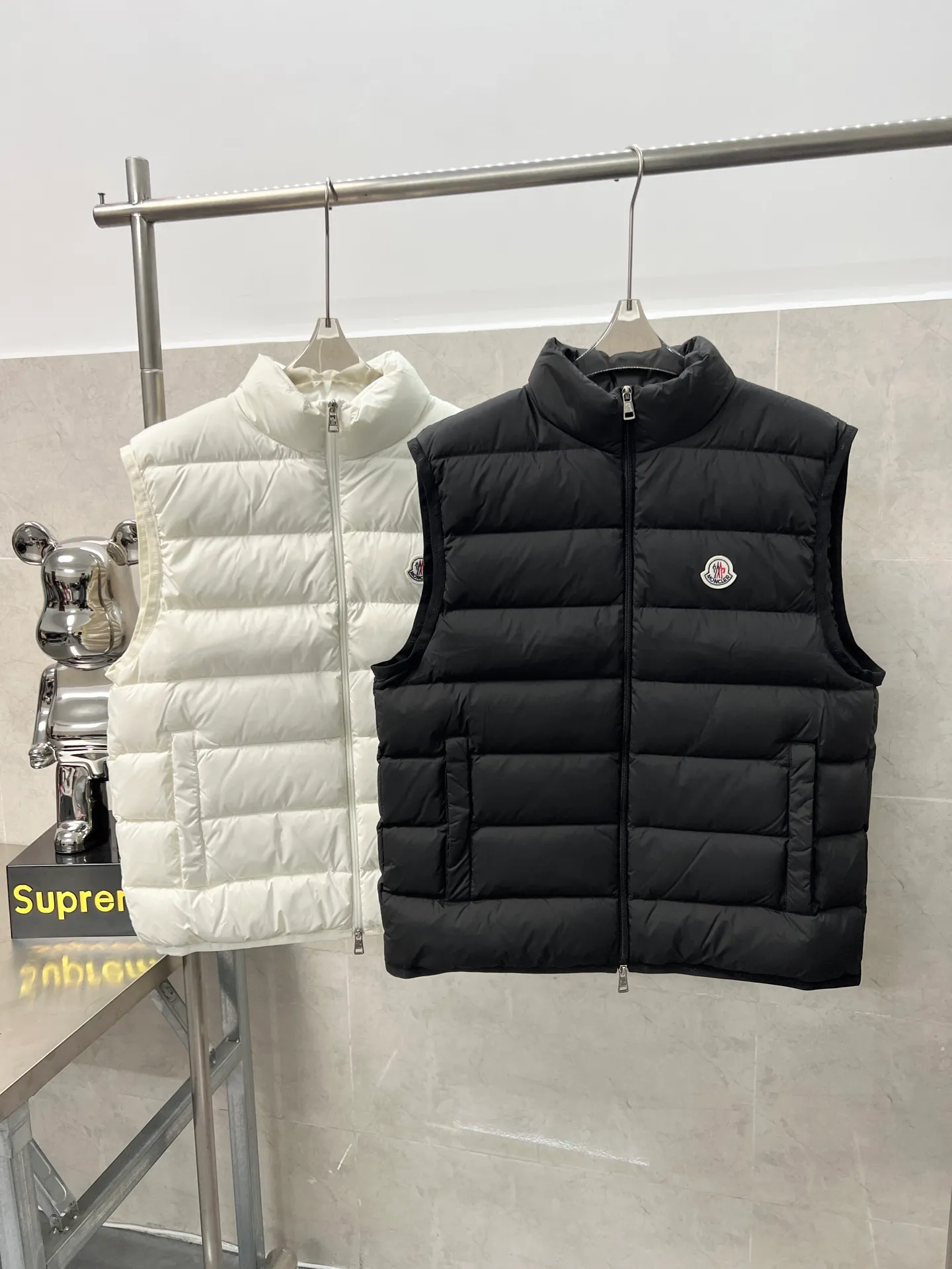 P700 Moncler Mouth Small Label Down Vest Moncler classic color strip series, 100% restoration of gloss and support density, high-density matte nylon fabric, four-layer method to prevent velvet leakage and other problems, three-color webbing custom-woven and dyed, slim fit, high velvet filling, excellent windproof and warm performance Color: Black White Size: 123456