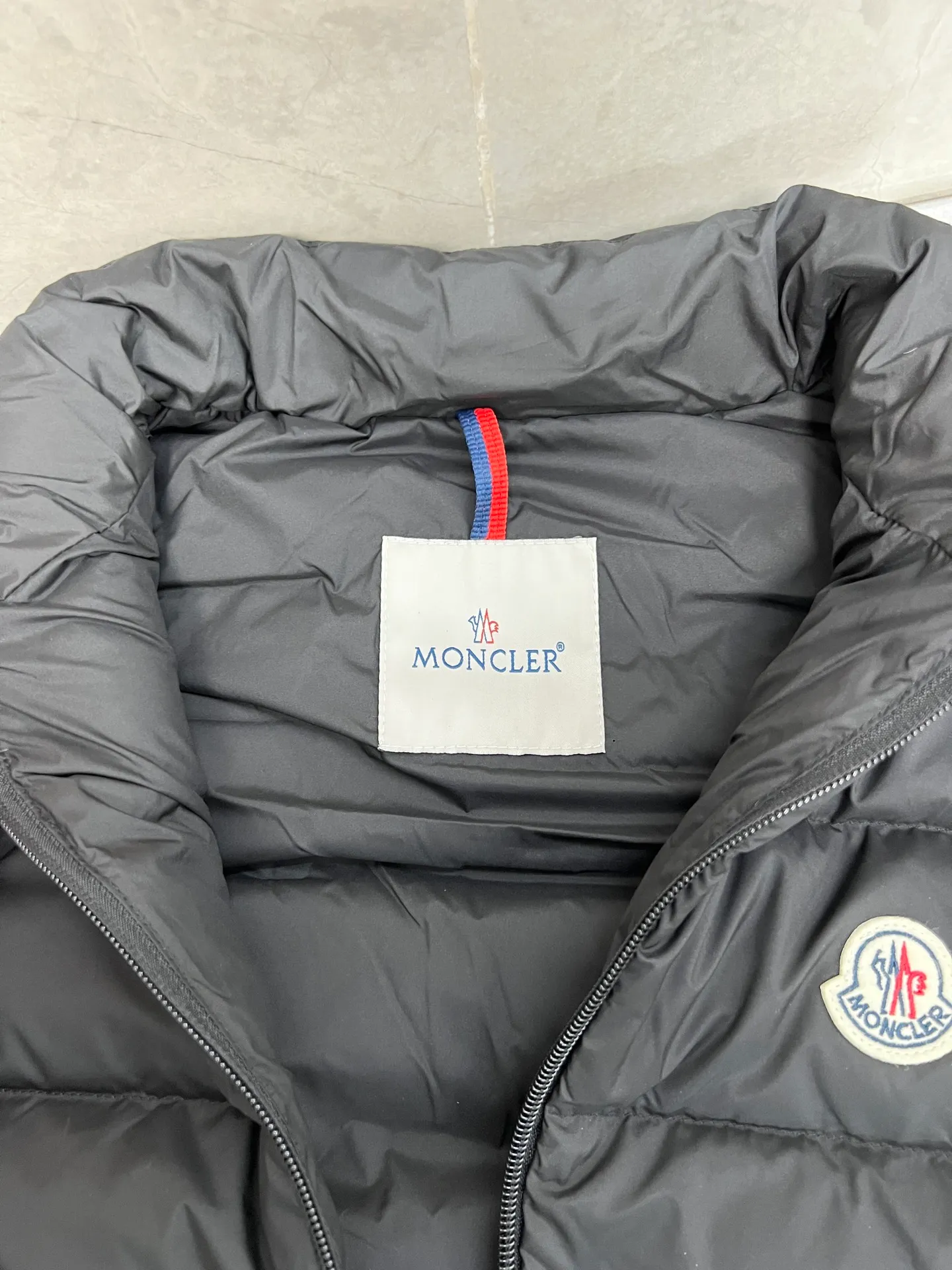 P700 Moncler Mouth Small Label Down Vest Moncler classic color strip series, 100% restoration of gloss and support density, high-density matte nylon fabric, four-layer method to prevent velvet leakage and other problems, three-color webbing custom-woven and dyed, slim fit, high velvet filling, excellent windproof and warm performance Color: Black White Size: 123456