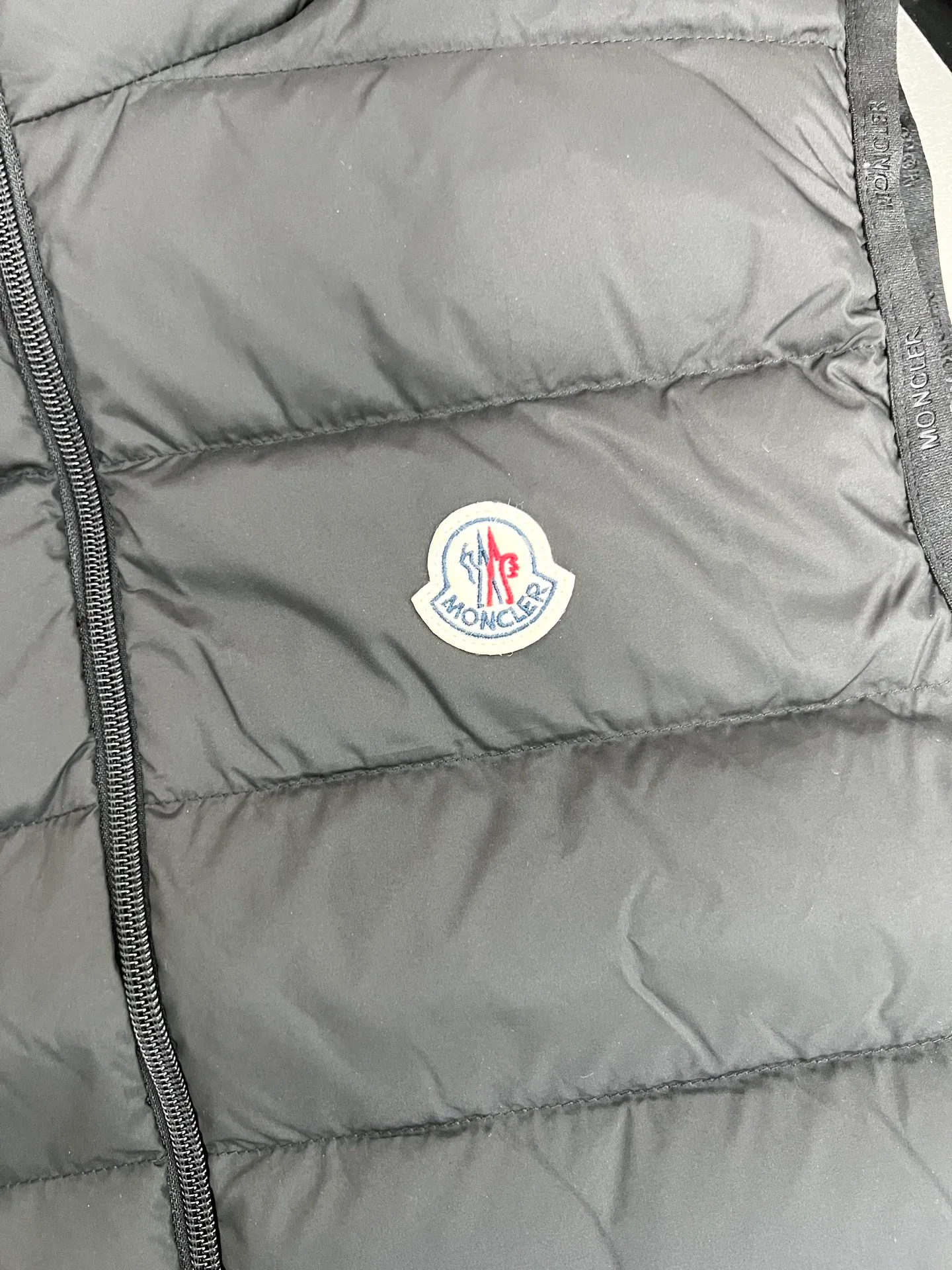 P700 Moncler Mouth Small Label Down Vest Moncler classic color strip series, 100% restoration of gloss and support density, high-density matte nylon fabric, four-layer method to prevent velvet leakage and other problems, three-color webbing custom-woven and dyed, slim fit, high velvet filling, excellent windproof and warm performance Color: Black White Size: 123456