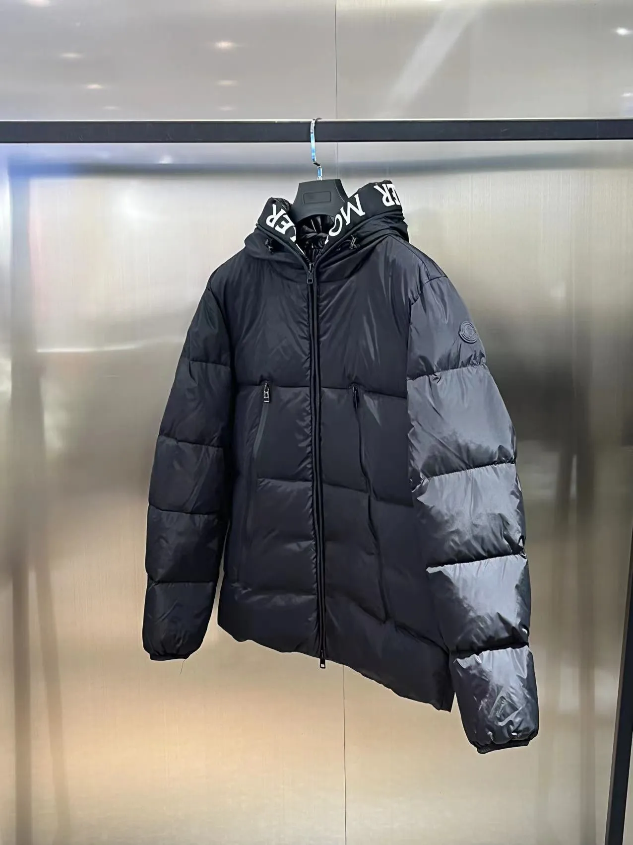 P800 ⬆️🆕❤️The Montclar jacket is a nod to the 80s brands that made Moncler a global icon. Waterproof with optimal insulation and an embroidered logo on the bonnet and trim, always on the podium. Jacket in down-quilted nylon raincoat fabric. Die-cast zip front placket and pockets. Moncler embroidered ribbon trim on the hood and inside jacket closure. Adjustable elastic drawcord hood and hem. Technical knit cuffs with Moncler signature. LG black label, white label, color: black white label, black black label, white black label, white white label, blue, red, code number: 12345