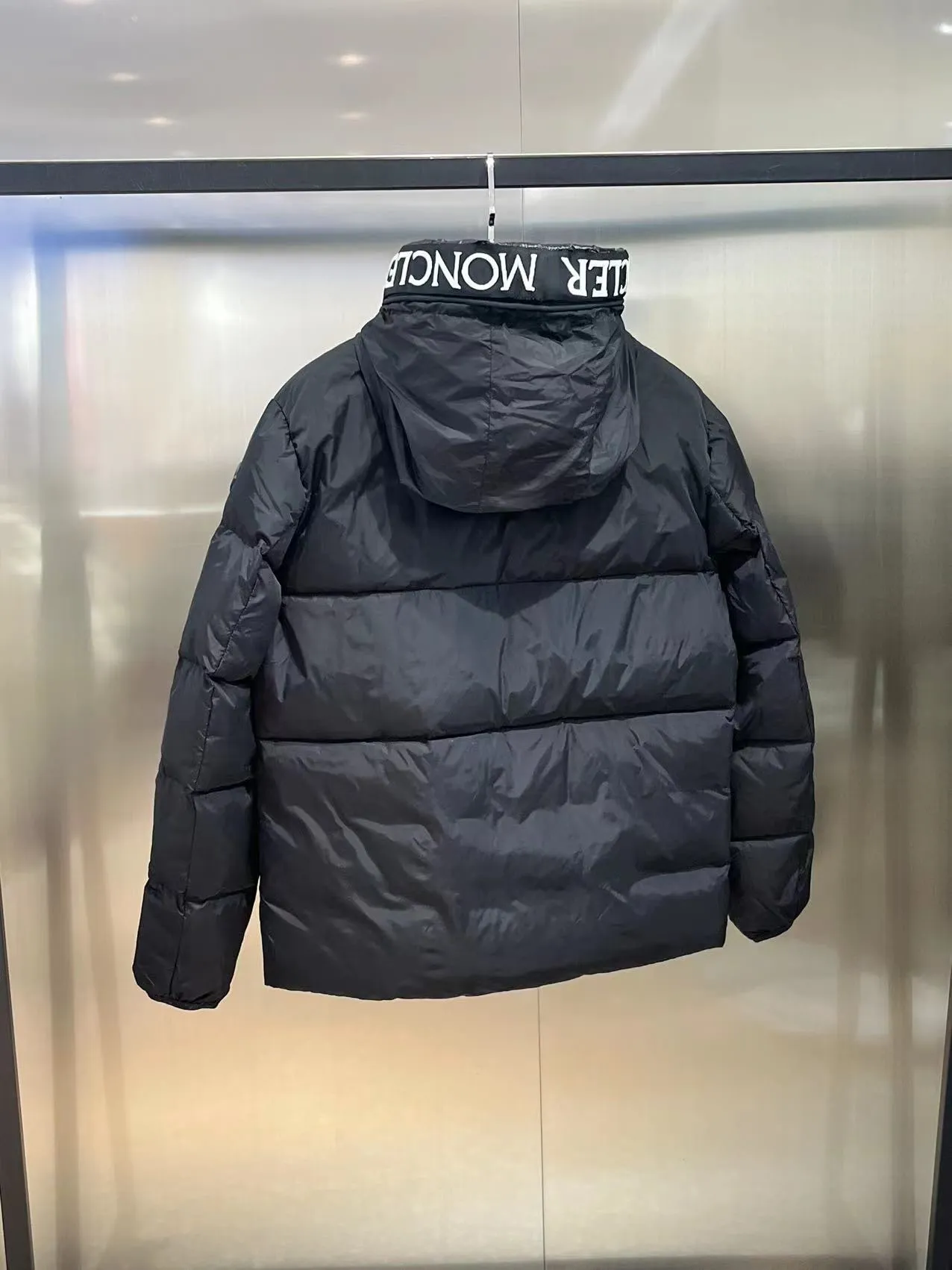 P800 ⬆️🆕❤️The Montclar jacket is a nod to the 80s brands that made Moncler a global icon. Waterproof with optimal insulation and an embroidered logo on the bonnet and trim, always on the podium. Jacket in down-quilted nylon raincoat fabric. Die-cast zip front placket and pockets. Moncler embroidered ribbon trim on the hood and inside jacket closure. Adjustable elastic drawcord hood and hem. Technical knit cuffs with Moncler signature. LG black label, white label, color: black white label, black black label, white black label, white white label, blue, red, code number: 12345