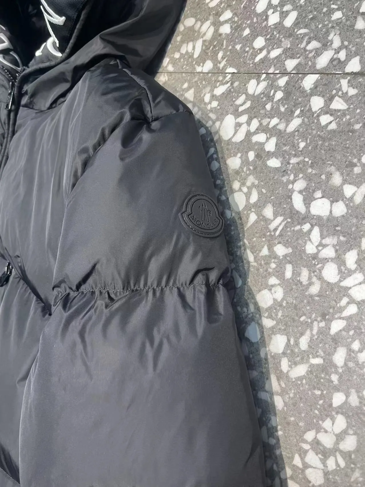 P800 ⬆️🆕❤️The Montclar jacket is a nod to the 80s brands that made Moncler a global icon. Waterproof with optimal insulation and an embroidered logo on the bonnet and trim, always on the podium. Jacket in down-quilted nylon raincoat fabric. Die-cast zip front placket and pockets. Moncler embroidered ribbon trim on the hood and inside jacket closure. Adjustable elastic drawcord hood and hem. Technical knit cuffs with Moncler signature. LG black label, white label, color: black white label, black black label, white black label, white white label, blue, red, code number: 12345