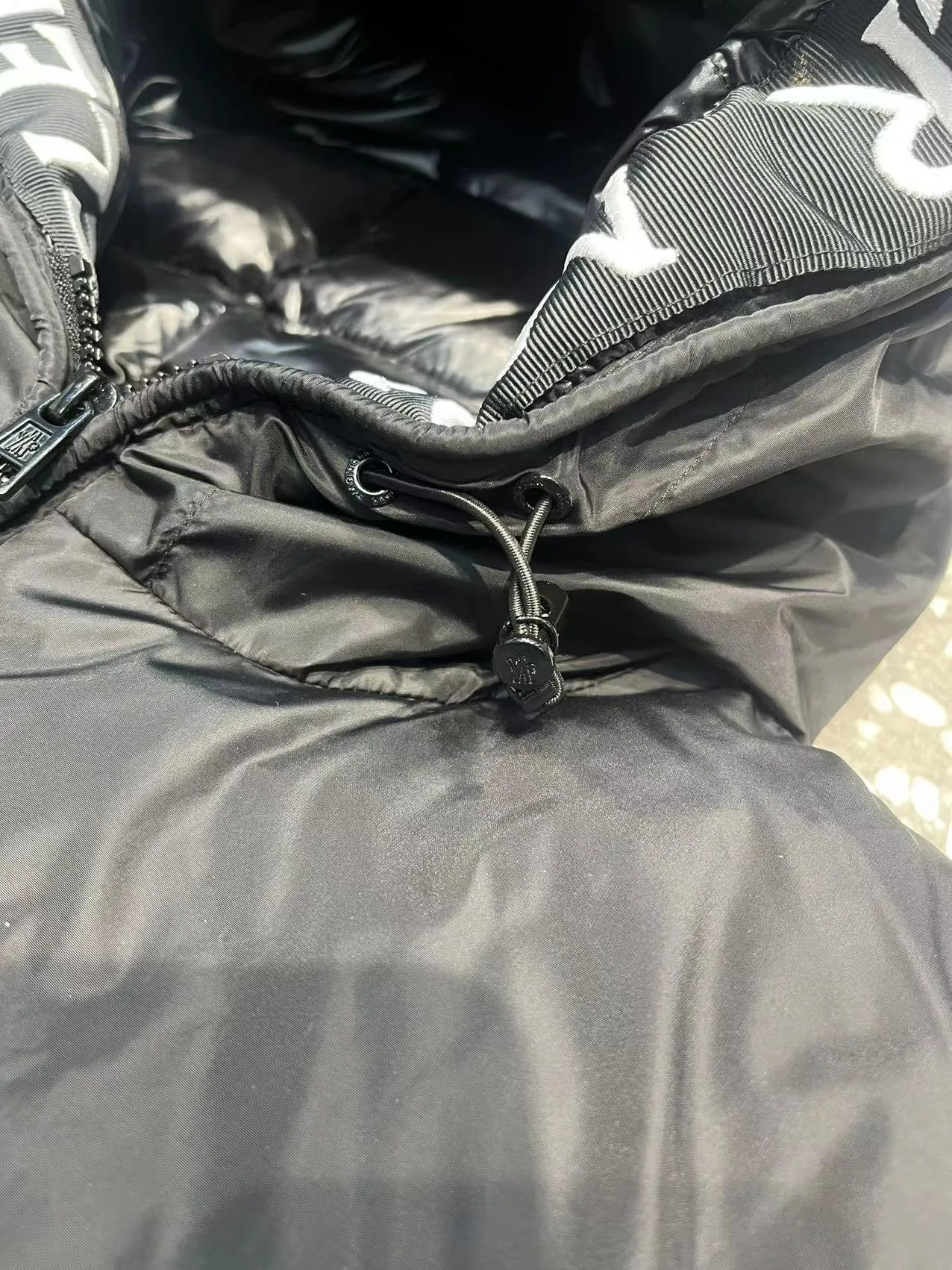 P800 ⬆️🆕❤️The Montclar jacket is a nod to the 80s brands that made Moncler a global icon. Waterproof with optimal insulation and an embroidered logo on the bonnet and trim, always on the podium. Jacket in down-quilted nylon raincoat fabric. Die-cast zip front placket and pockets. Moncler embroidered ribbon trim on the hood and inside jacket closure. Adjustable elastic drawcord hood and hem. Technical knit cuffs with Moncler signature. LG black label, white label, color: black white label, black black label, white black label, white white label, blue, red, code number: 12345