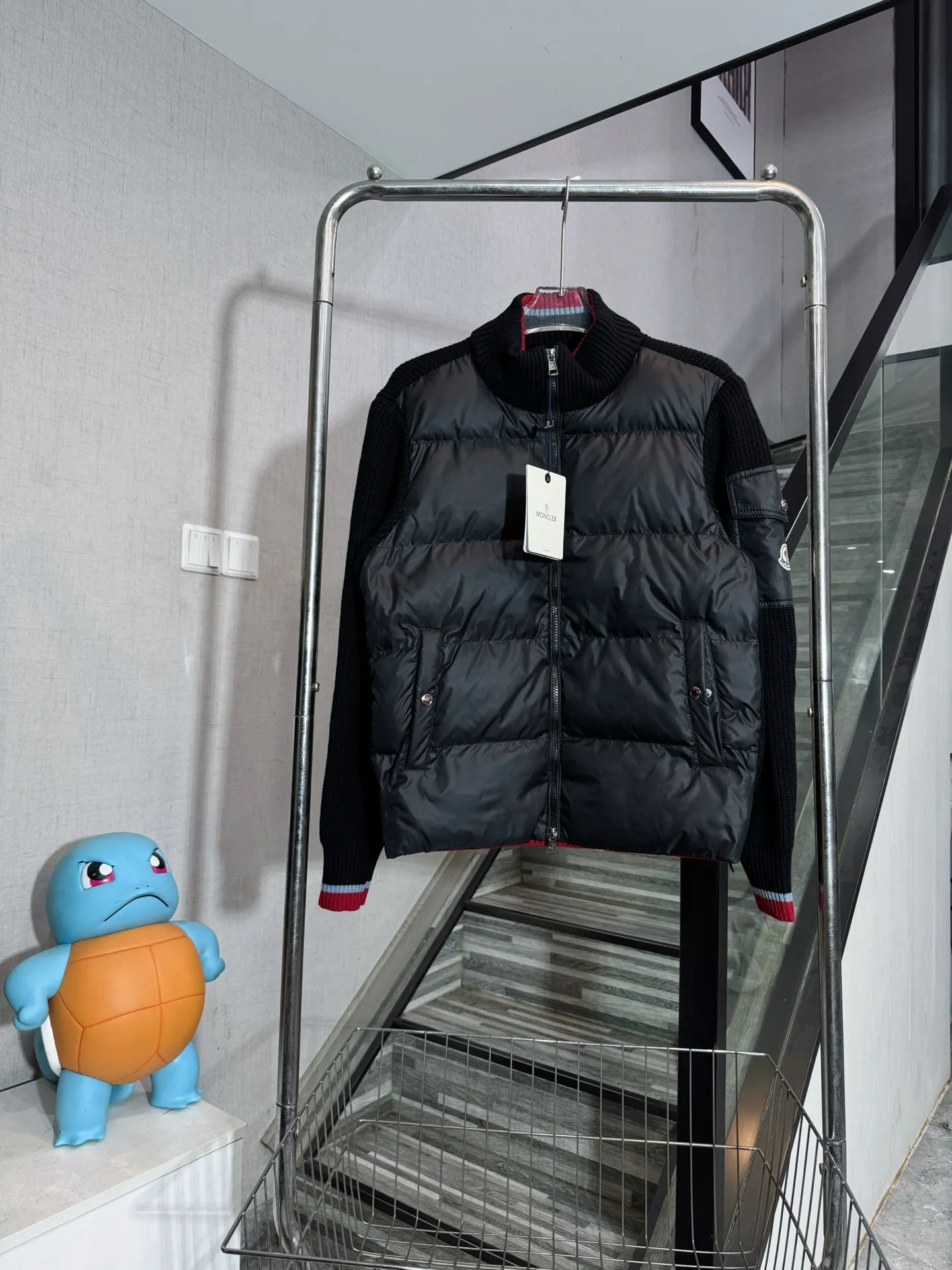 P570 model number: HE410 Moncler-Mongolian knitted stitching stand collar down jacket The fabric is made of spliced knitted polyester windproof fabric, and the knitting on the back of the arms is made of mixed wool yarn. The upper body is comfortable and warm, and has excellent windproof effect in winter. The filling inside is made of 50 white duck down, which has a very high fluffiness. The arms are sewn with custom-made original mask badges and red jacquard contrasting colors on the collar and hem, highlighting the characteristics of the clothes. The original original label, three complete labels, and workmanship of a large factory, so you can buy it with confidence.  Color: Black/Navy Blue Size: S M L XL