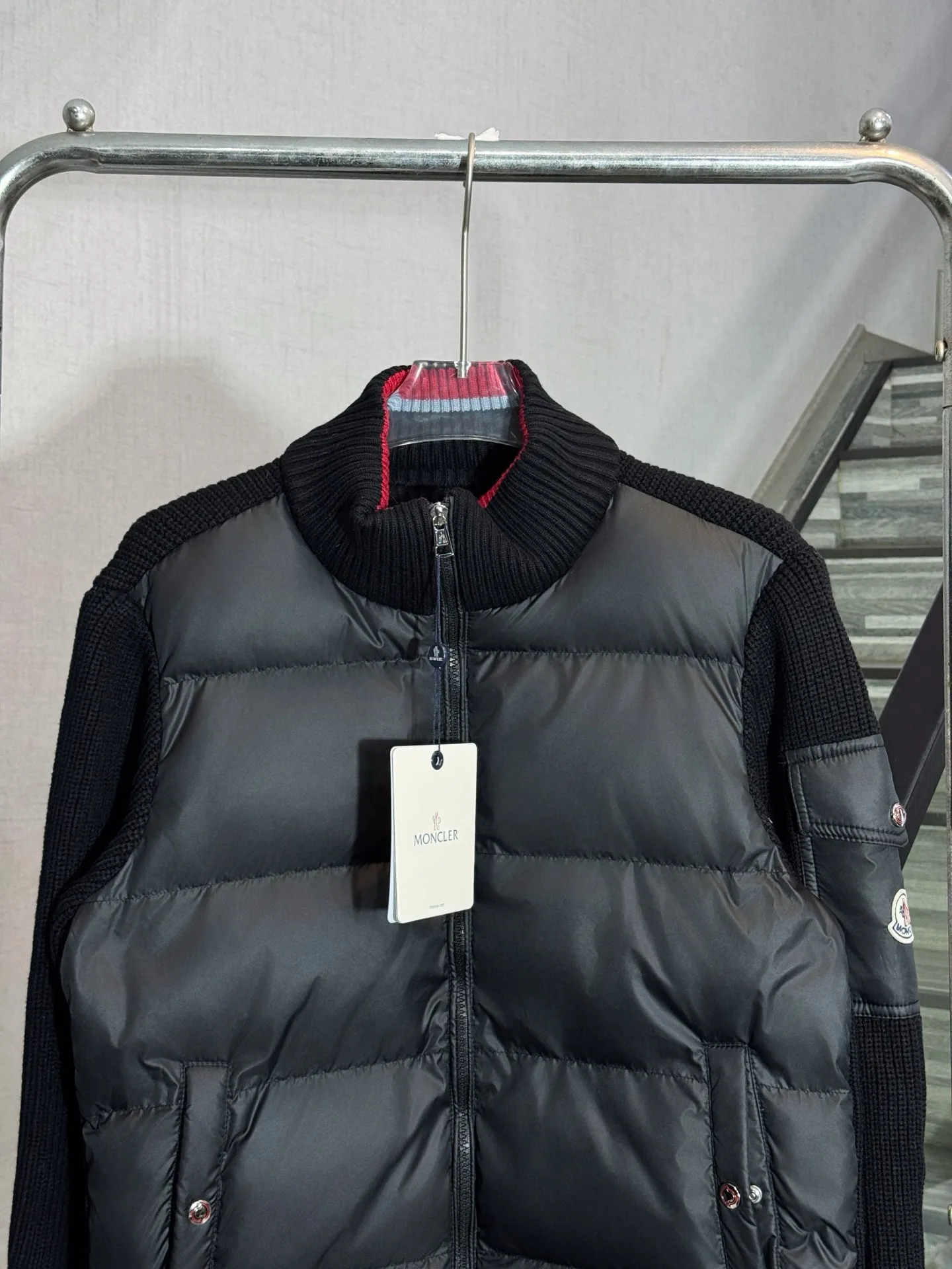 P570 model number: HE410 Moncler-Mongolian knitted stitching stand collar down jacket The fabric is made of spliced knitted polyester windproof fabric, and the knitting on the back of the arms is made of mixed wool yarn. The upper body is comfortable and warm, and has excellent windproof effect in winter. The filling inside is made of 50 white duck down, which has a very high fluffiness. The arms are sewn with custom-made original mask badges and red jacquard contrasting colors on the collar and hem, highlighting the characteristics of the clothes. The original original label, three complete labels, and workmanship of a large factory, so you can buy it with confidence.  Color: Black/Navy Blue Size: S M L XL