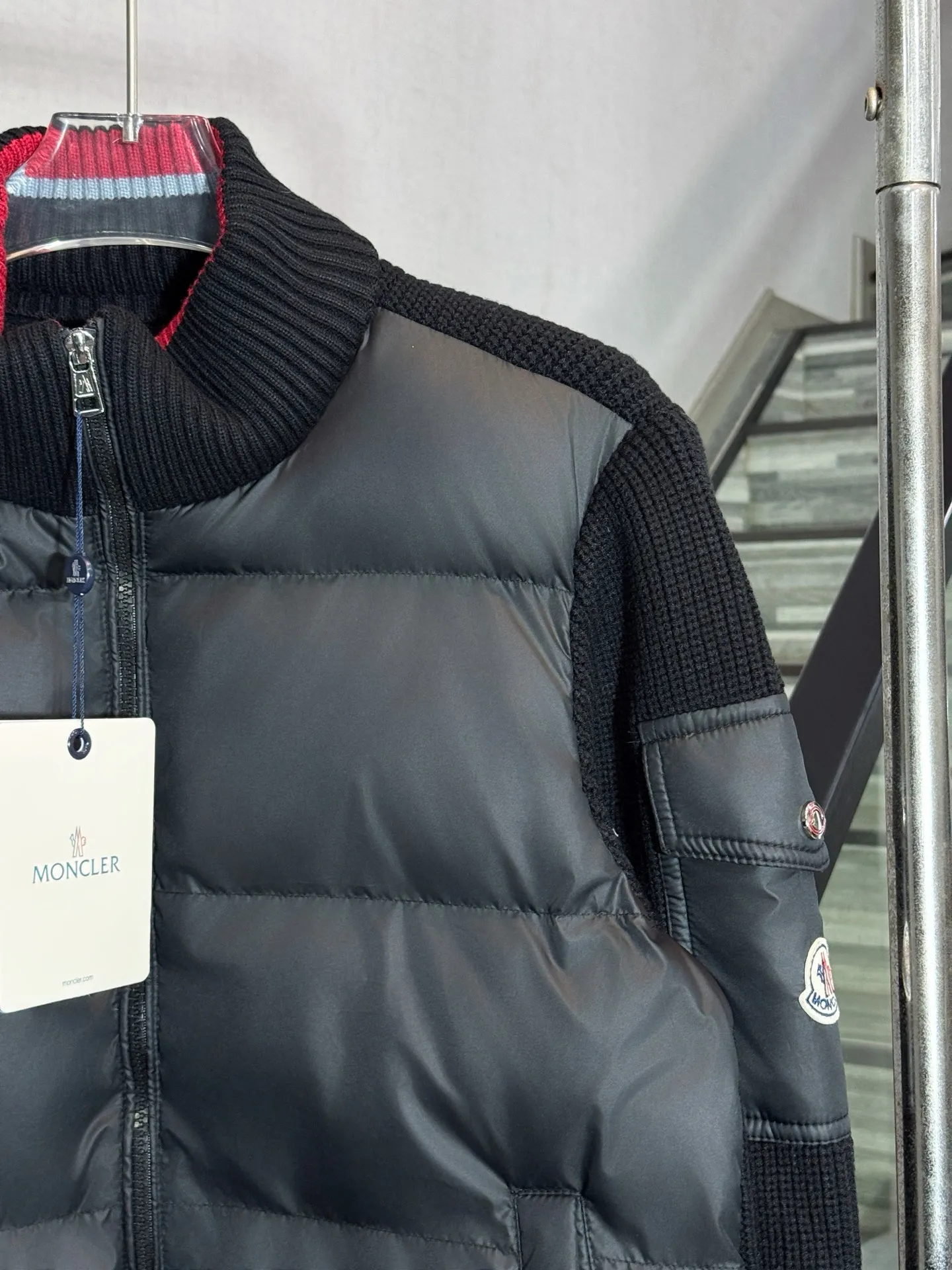 P570 model number: HE410 Moncler-Mongolian knitted stitching stand collar down jacket The fabric is made of spliced knitted polyester windproof fabric, and the knitting on the back of the arms is made of mixed wool yarn. The upper body is comfortable and warm, and has excellent windproof effect in winter. The filling inside is made of 50 white duck down, which has a very high fluffiness. The arms are sewn with custom-made original mask badges and red jacquard contrasting colors on the collar and hem, highlighting the characteristics of the clothes. The original original label, three complete labels, and workmanship of a large factory, so you can buy it with confidence.  Color: Black/Navy Blue Size: S M L XL