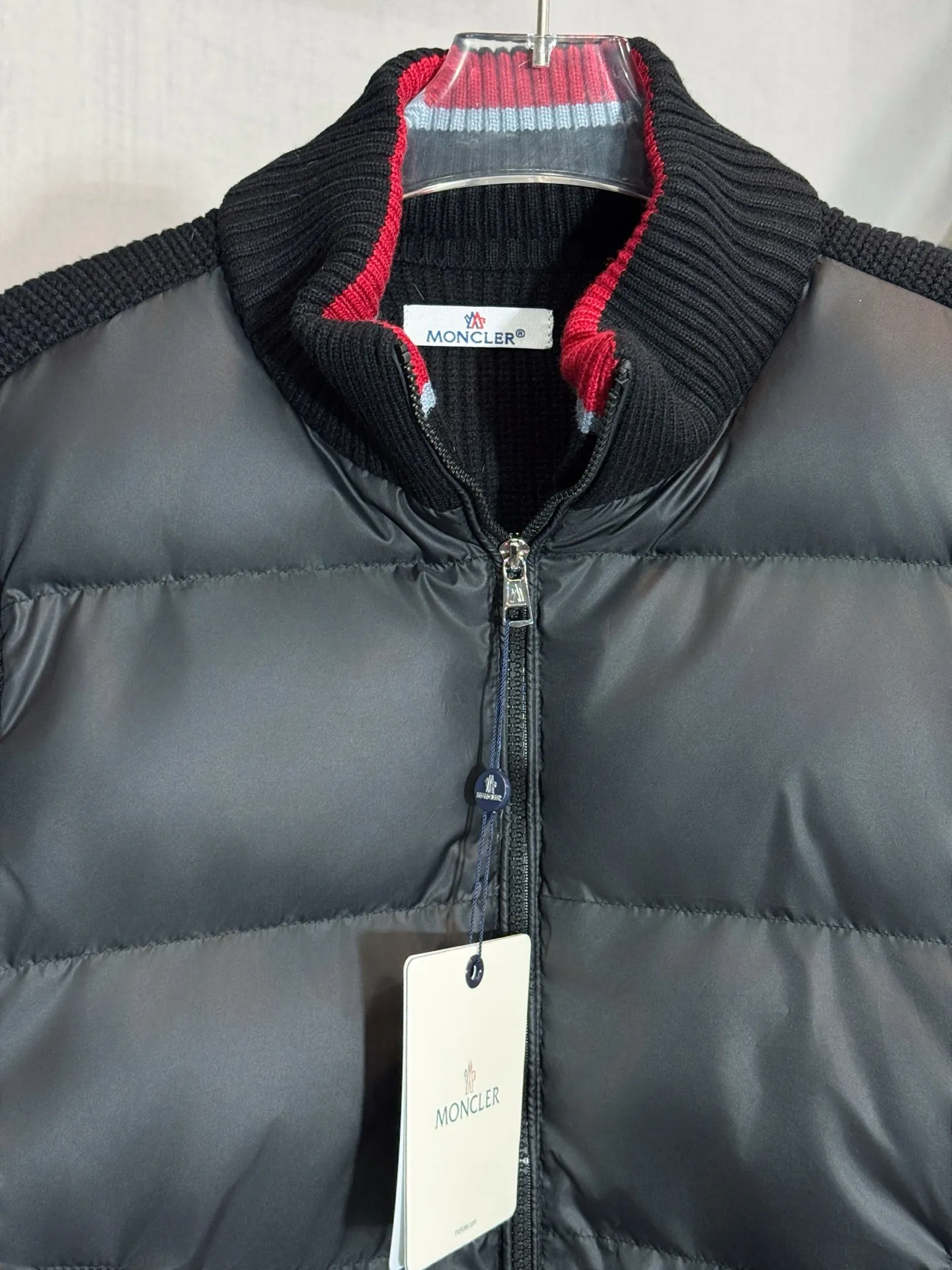 P570 model number: HE410 Moncler-Mongolian knitted stitching stand collar down jacket The fabric is made of spliced knitted polyester windproof fabric, and the knitting on the back of the arms is made of mixed wool yarn. The upper body is comfortable and warm, and has excellent windproof effect in winter. The filling inside is made of 50 white duck down, which has a very high fluffiness. The arms are sewn with custom-made original mask badges and red jacquard contrasting colors on the collar and hem, highlighting the characteristics of the clothes. The original original label, three complete labels, and workmanship of a large factory, so you can buy it with confidence.  Color: Black/Navy Blue Size: S M L XL