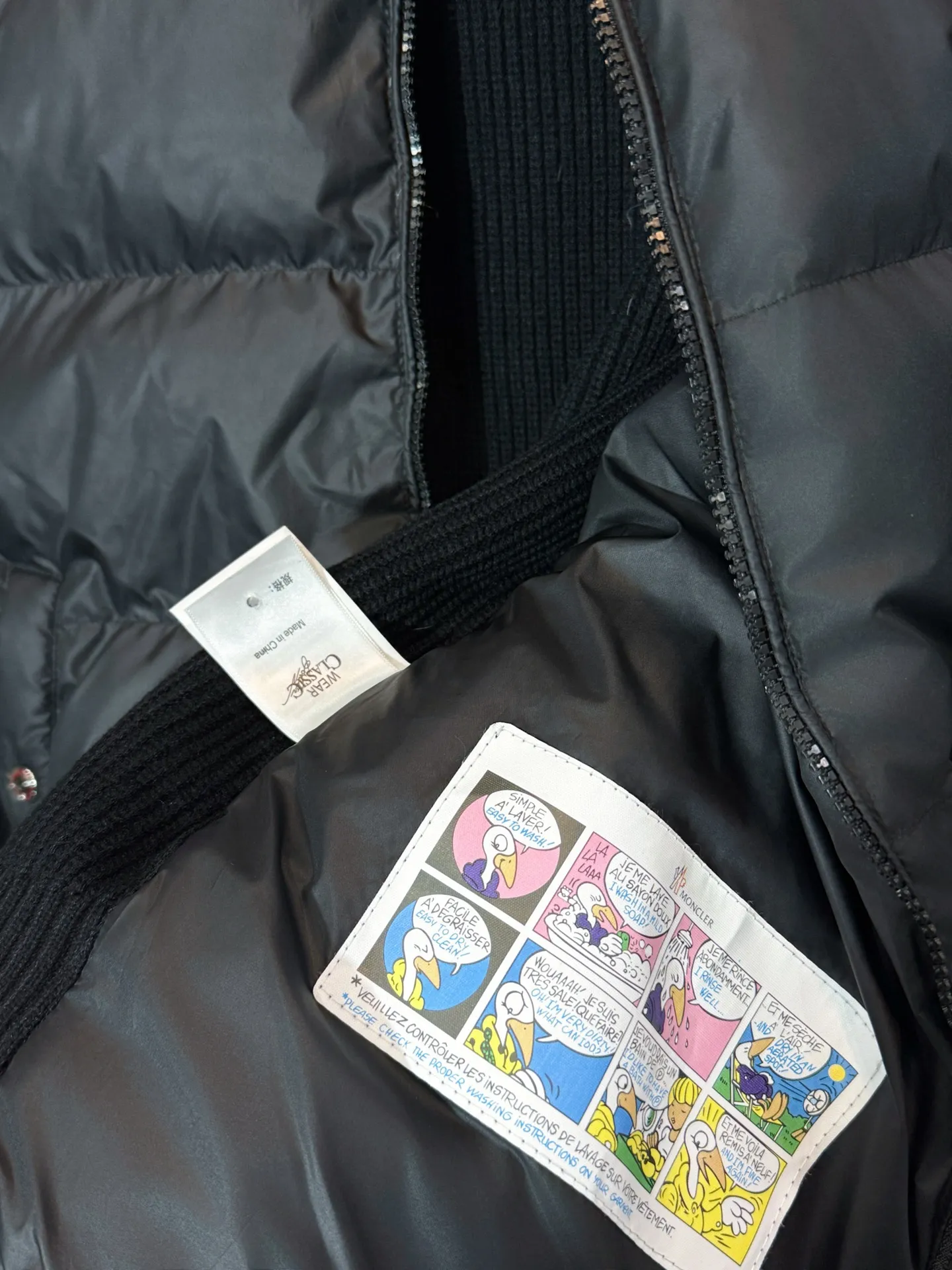 P570 model number: HE410 Moncler-Mongolian knitted stitching stand collar down jacket The fabric is made of spliced knitted polyester windproof fabric, and the knitting on the back of the arms is made of mixed wool yarn. The upper body is comfortable and warm, and has excellent windproof effect in winter. The filling inside is made of 50 white duck down, which has a very high fluffiness. The arms are sewn with custom-made original mask badges and red jacquard contrasting colors on the collar and hem, highlighting the characteristics of the clothes. The original original label, three complete labels, and workmanship of a large factory, so you can buy it with confidence.  Color: Black/Navy Blue Size: S M L XL