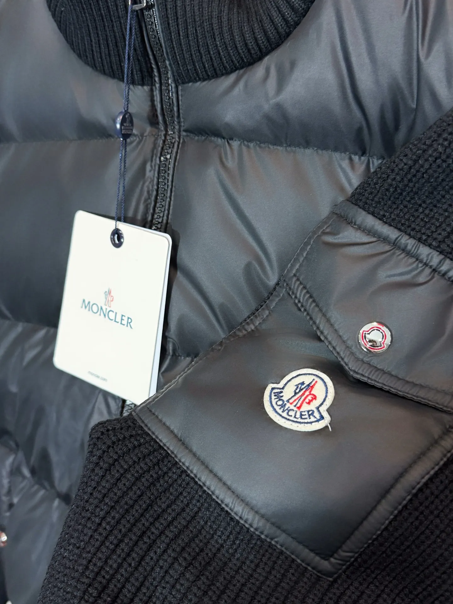 P570 model number: HE410 Moncler-Mongolian knitted stitching stand collar down jacket The fabric is made of spliced knitted polyester windproof fabric, and the knitting on the back of the arms is made of mixed wool yarn. The upper body is comfortable and warm, and has excellent windproof effect in winter. The filling inside is made of 50 white duck down, which has a very high fluffiness. The arms are sewn with custom-made original mask badges and red jacquard contrasting colors on the collar and hem, highlighting the characteristics of the clothes. The original original label, three complete labels, and workmanship of a large factory, so you can buy it with confidence.  Color: Black/Navy Blue Size: S M L XL