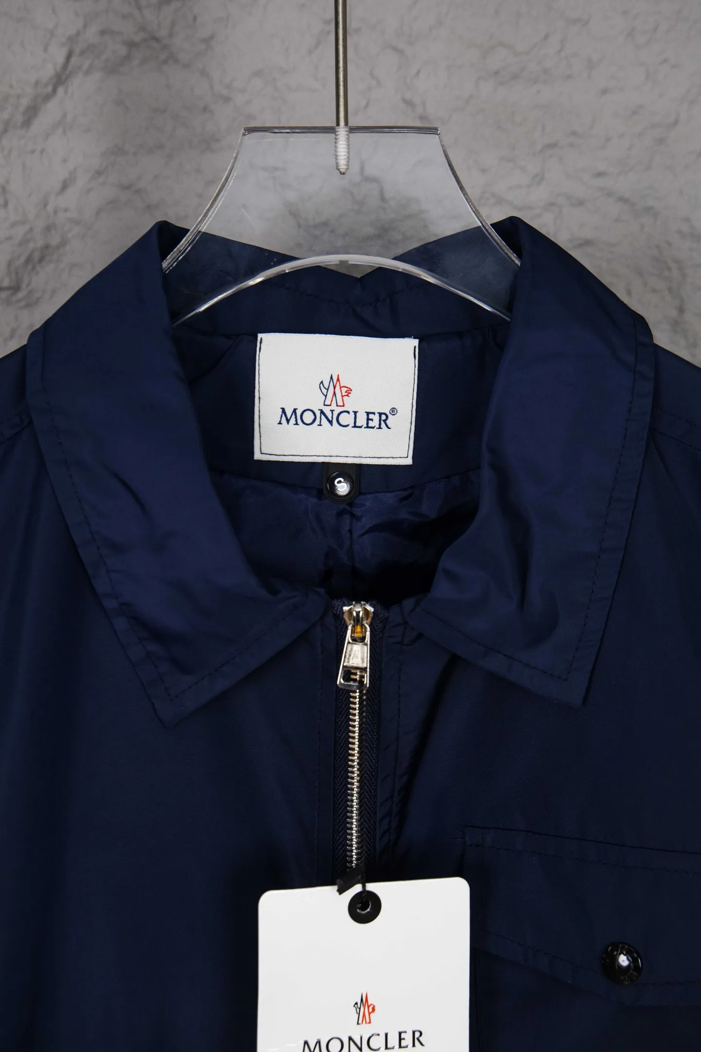 P340 Moncler logo zipper shirt jacket. Customized high-quality cotton hidden pattern gabardine. Full of texture. Comfortable and close to the skin. The brown tone exudes restrained tenderness. The iconic Moncler logo embroidered logo is embellished on it to increase brand recognition. Simple and smooth lines. The zipper opening and closing also follows the principle of minimalism. Use simplicity as the pen and texture as the ink. Use the simplest elements to outline the most moving fashion picture. Process 1: The imported special machine is used to position the "Moncler logo embroidery" with infrared rays. The position is more precise and strong. Process 2: Template machine opens the bag. The preset template guides the position, shape and size of the bag. The accuracy ensures the quality of the bag opening. Process 3: The fabrics are washed and have a better hand feel. Not easy to deform, not easy to shrink, not easy to fade, and maintain long-term beauty. Color: Navy Black Size: S-XL