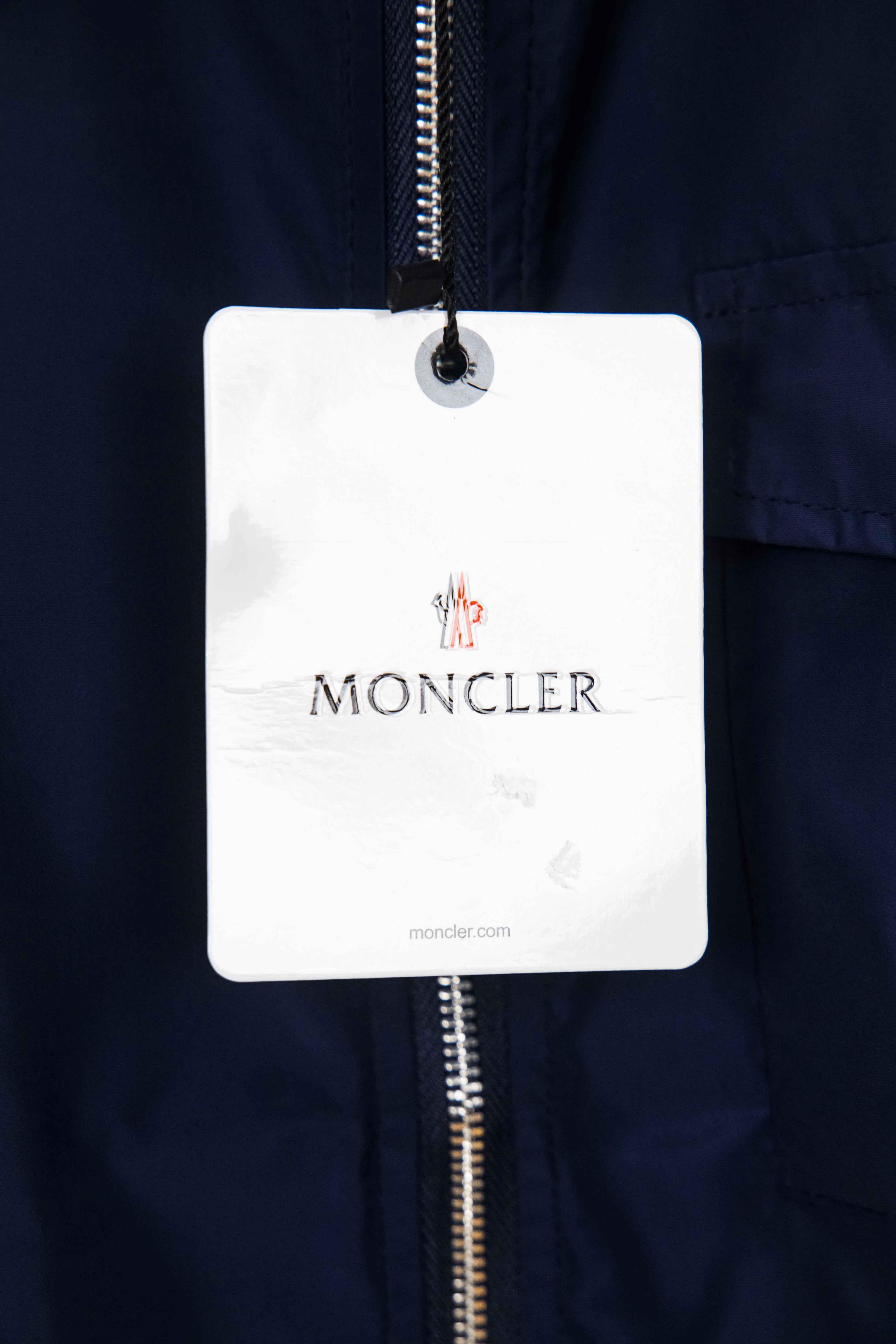 P340 Moncler logo zipper shirt jacket. Customized high-quality cotton hidden pattern gabardine. Full of texture. Comfortable and close to the skin. The brown tone exudes restrained tenderness. The iconic Moncler logo embroidered logo is embellished on it to increase brand recognition. Simple and smooth lines. The zipper opening and closing also follows the principle of minimalism. Use simplicity as the pen and texture as the ink. Use the simplest elements to outline the most moving fashion picture. Process 1: The imported special machine is used to position the "Moncler logo embroidery" with infrared rays. The position is more precise and strong. Process 2: Template machine opens the bag. The preset template guides the position, shape and size of the bag. The accuracy ensures the quality of the bag opening. Process 3: The fabrics are washed and have a better hand feel. Not easy to deform, not easy to shrink, not easy to fade, and maintain long-term beauty. Color: Navy Black Size: S-XL
