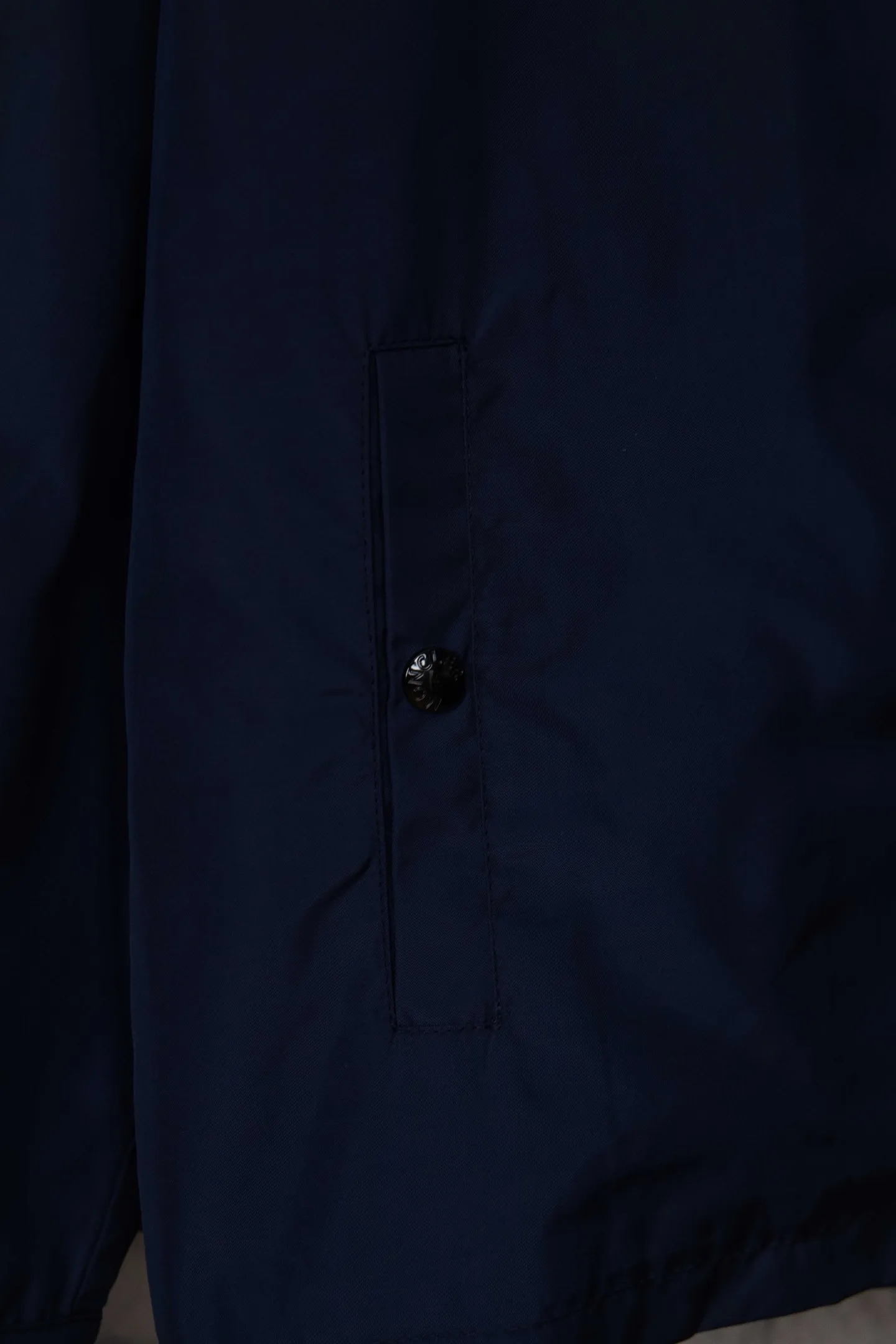 P340 Moncler logo zipper shirt jacket. Customized high-quality cotton hidden pattern gabardine. Full of texture. Comfortable and close to the skin. The brown tone exudes restrained tenderness. The iconic Moncler logo embroidered logo is embellished on it to increase brand recognition. Simple and smooth lines. The zipper opening and closing also follows the principle of minimalism. Use simplicity as the pen and texture as the ink. Use the simplest elements to outline the most moving fashion picture. Process 1: The imported special machine is used to position the "Moncler logo embroidery" with infrared rays. The position is more precise and strong. Process 2: Template machine opens the bag. The preset template guides the position, shape and size of the bag. The accuracy ensures the quality of the bag opening. Process 3: The fabrics are washed and have a better hand feel. Not easy to deform, not easy to shrink, not easy to fade, and maintain long-term beauty. Color: Navy Black Size: S-XL