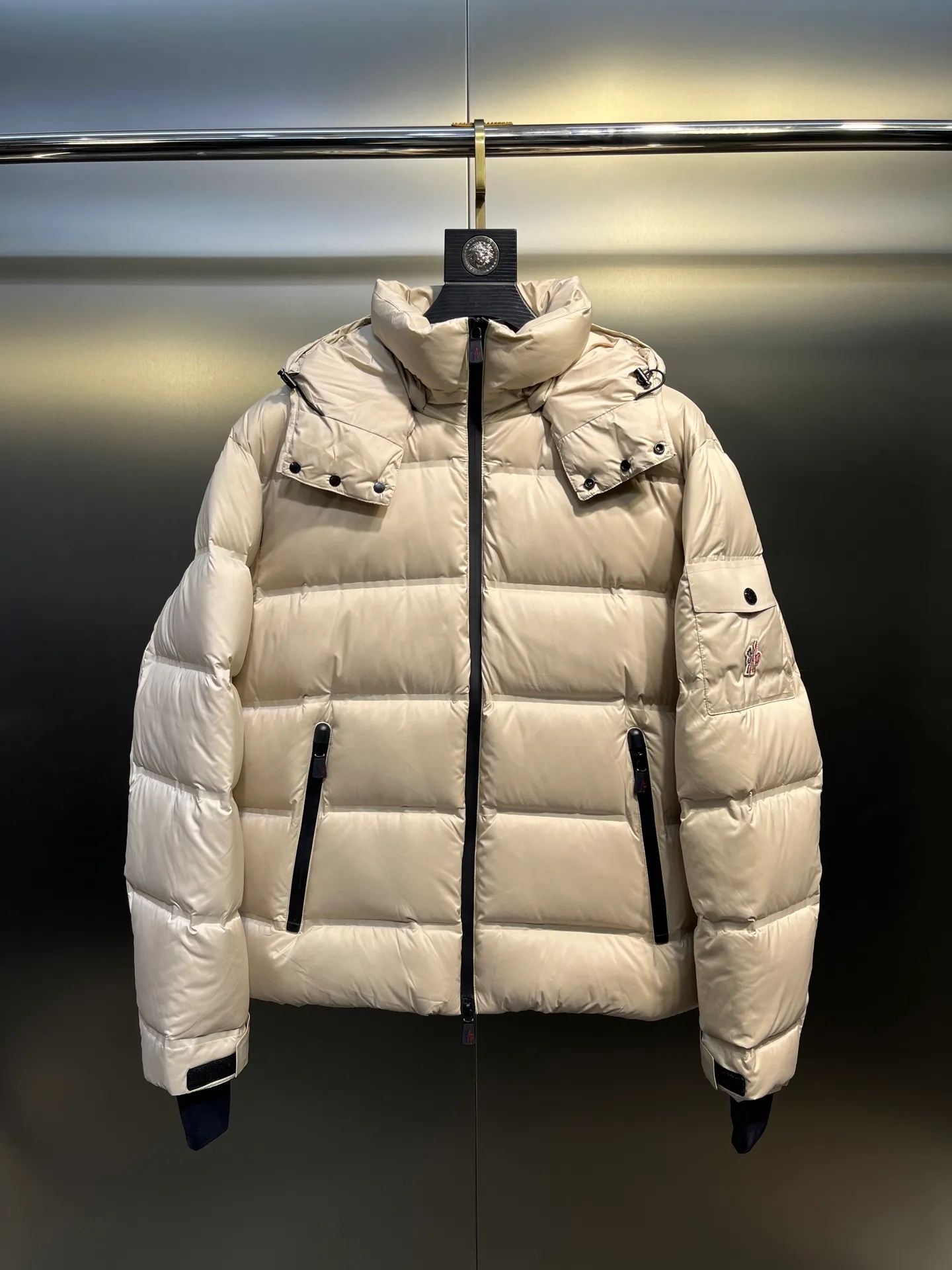 P1240 Special grade 95 velvet 𝐌𝐎𝐍𝐂𝐋𝐄𝐑 Mouth 2025 new ski suit Moner ski suit is an immortal legend that highlights the style and temperament. Autumn and winter Mon*ler Grenoble series laminated wind and snow. Official website for sale +. It adds a simple and fashionable look to the style. The multi-purpose down provides excellent functionality and thermal protection. The texture and materials are unmatched by ordinary workshop products. The best-selling laminated wind and snow jacket. The styles vary every year. It depends on the classic extension design, but whether the sense of excellence is satisfied requires personal taste! The latest Gore-tex nylon fiber fabric has a more significant waterproof and breathable effect. It is different from the PU-coated fabrics on the market. The interior is equipped with Toray polyester nylon cloth, and the texture and feel are undoubtedly excellent. The windproof, cold and warm effect is excellent, and velvet locking is a must... DIST European standard 90% goose down and 10% feathers. The advanced direct-fill velvet technology makes inferior products directly slap in the face. Anyone who wears it will know the power of warmth! The main body is light and breathable, fluffy and full, extending to every part of the body without any odor! The interior is equipped with an elastic wind and snow skirt for better wrapping, and the sleeves are windproof and sewn together, which makes the windproof and cold-resistant effect more significant. The glued waterproof zipper design is also an essential skill for Grenble ski suits. Color: black Khaki Navy Size: 1-5