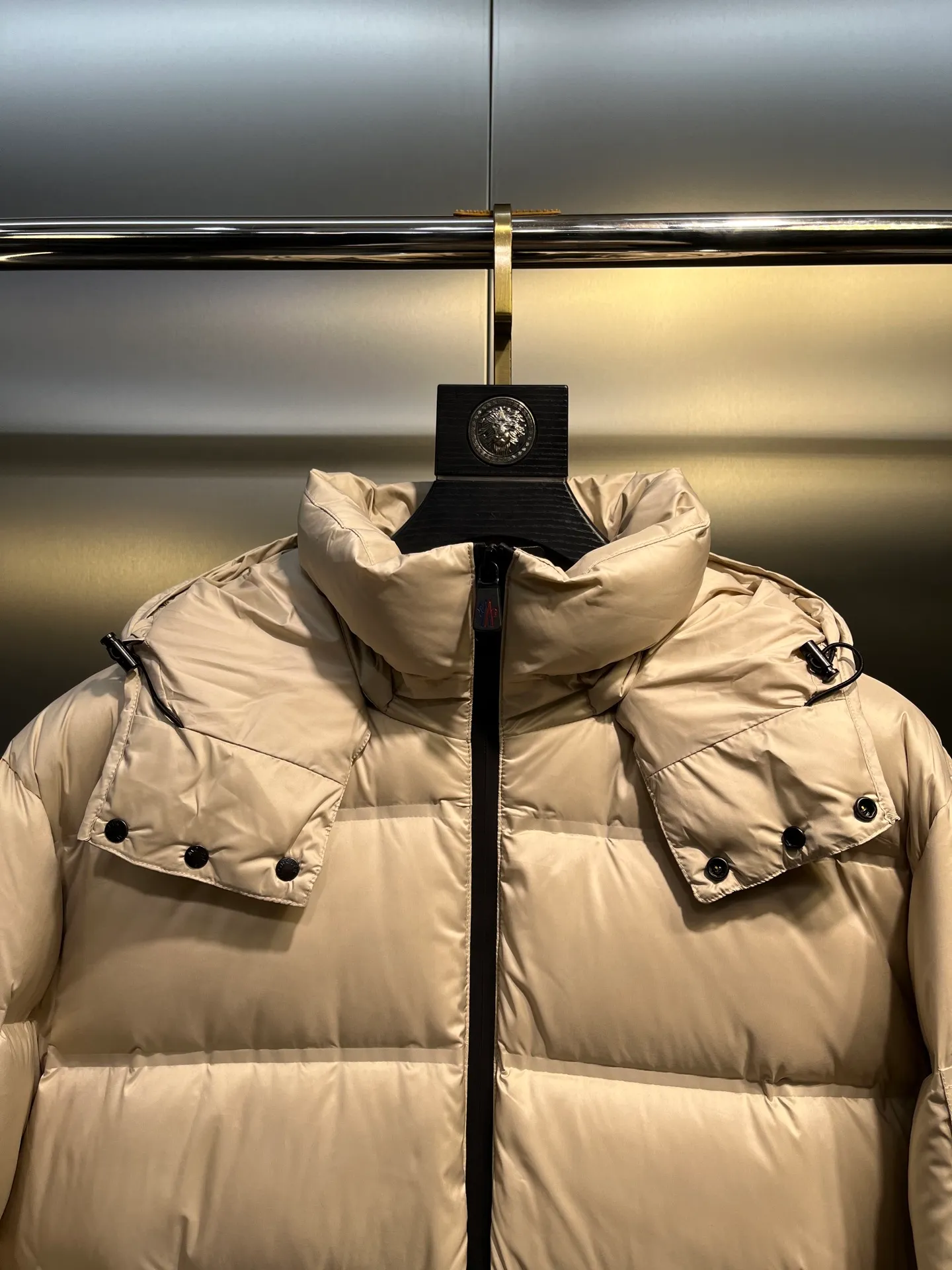 P1240 Special grade 95 velvet 𝐌𝐎𝐍𝐂𝐋𝐄𝐑 Mouth 2025 new ski suit Moner ski suit is an immortal legend that highlights the style and temperament. Autumn and winter Mon*ler Grenoble series laminated wind and snow. Official website for sale +. It adds a simple and fashionable look to the style. The multi-purpose down provides excellent functionality and thermal protection. The texture and materials are unmatched by ordinary workshop products. The best-selling laminated wind and snow jacket. The styles vary every year. It depends on the classic extension design, but whether the sense of excellence is satisfied requires personal taste! The latest Gore-tex nylon fiber fabric has a more significant waterproof and breathable effect. It is different from the PU-coated fabrics on the market. The interior is equipped with Toray polyester nylon cloth, and the texture and feel are undoubtedly excellent. The windproof, cold and warm effect is excellent, and velvet locking is a must... DIST European standard 90% goose down and 10% feathers. The advanced direct-fill velvet technology makes inferior products directly slap in the face. Anyone who wears it will know the power of warmth! The main body is light and breathable, fluffy and full, extending to every part of the body without any odor! The interior is equipped with an elastic wind and snow skirt for better wrapping, and the sleeves are windproof and sewn together, which makes the windproof and cold-resistant effect more significant. The glued waterproof zipper design is also an essential skill for Grenble ski suits. Color: black Khaki Navy Size: 1-5