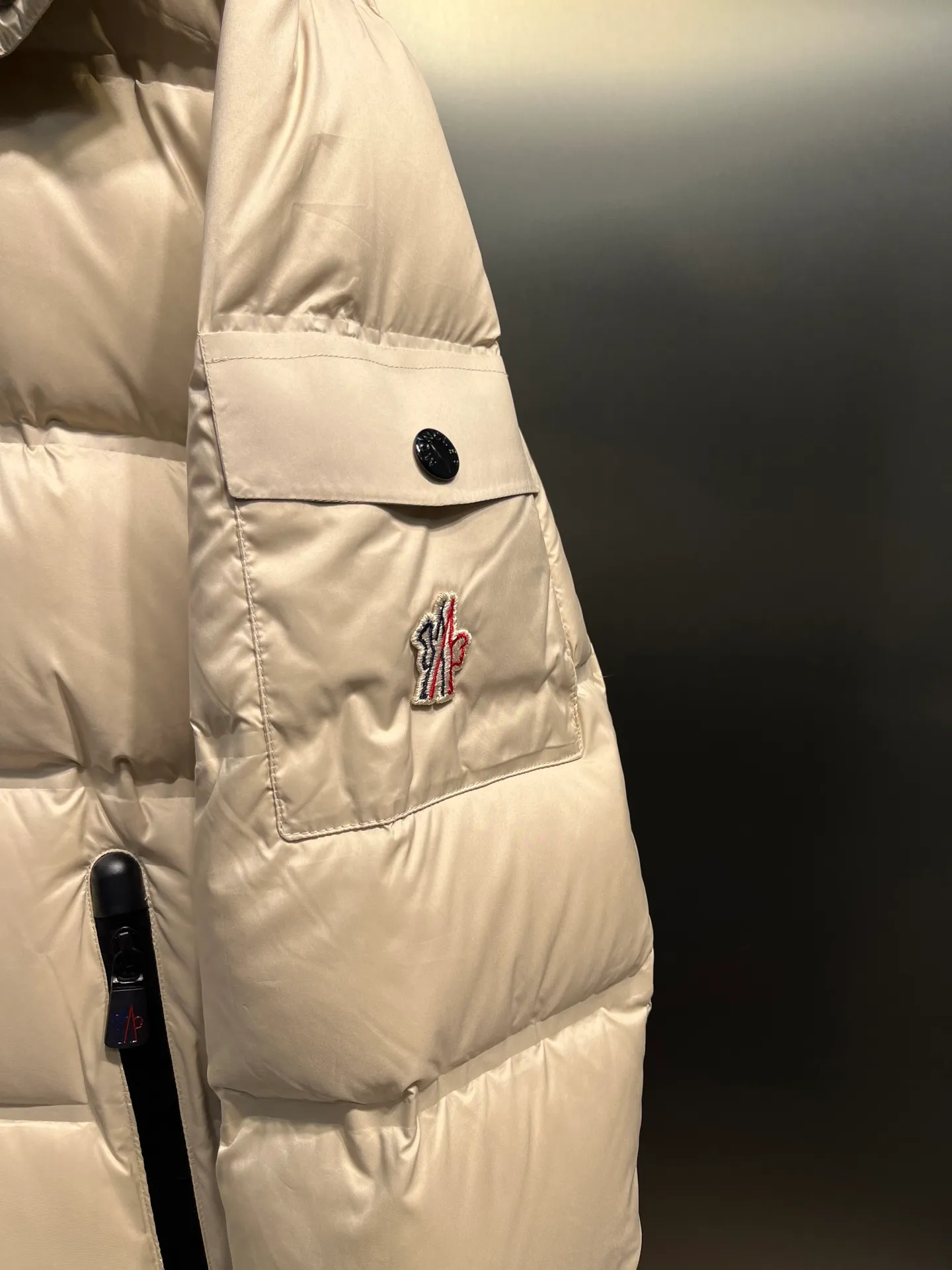 P1240 Special grade 95 velvet 𝐌𝐎𝐍𝐂𝐋𝐄𝐑 Mouth 2025 new ski suit Moner ski suit is an immortal legend that highlights the style and temperament. Autumn and winter Mon*ler Grenoble series laminated wind and snow. Official website for sale +. It adds a simple and fashionable look to the style. The multi-purpose down provides excellent functionality and thermal protection. The texture and materials are unmatched by ordinary workshop products. The best-selling laminated wind and snow jacket. The styles vary every year. It depends on the classic extension design, but whether the sense of excellence is satisfied requires personal taste! The latest Gore-tex nylon fiber fabric has a more significant waterproof and breathable effect. It is different from the PU-coated fabrics on the market. The interior is equipped with Toray polyester nylon cloth, and the texture and feel are undoubtedly excellent. The windproof, cold and warm effect is excellent, and velvet locking is a must... DIST European standard 90% goose down and 10% feathers. The advanced direct-fill velvet technology makes inferior products directly slap in the face. Anyone who wears it will know the power of warmth! The main body is light and breathable, fluffy and full, extending to every part of the body without any odor! The interior is equipped with an elastic wind and snow skirt for better wrapping, and the sleeves are windproof and sewn together, which makes the windproof and cold-resistant effect more significant. The glued waterproof zipper design is also an essential skill for Grenble ski suits. Color: black Khaki Navy Size: 1-5