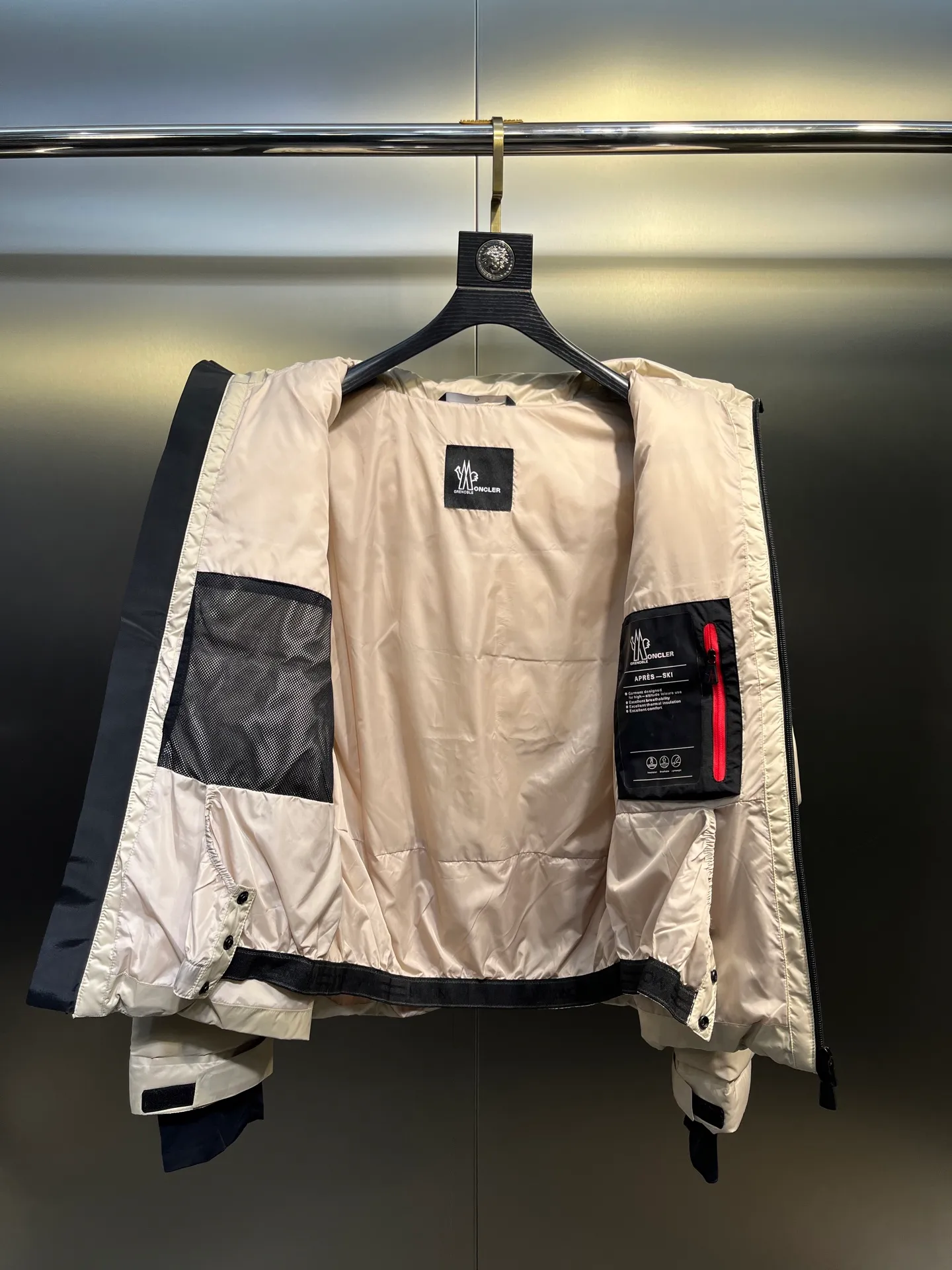 P1240 Special grade 95 velvet 𝐌𝐎𝐍𝐂𝐋𝐄𝐑 Mouth 2025 new ski suit Moner ski suit is an immortal legend that highlights the style and temperament. Autumn and winter Mon*ler Grenoble series laminated wind and snow. Official website for sale +. It adds a simple and fashionable look to the style. The multi-purpose down provides excellent functionality and thermal protection. The texture and materials are unmatched by ordinary workshop products. The best-selling laminated wind and snow jacket. The styles vary every year. It depends on the classic extension design, but whether the sense of excellence is satisfied requires personal taste! The latest Gore-tex nylon fiber fabric has a more significant waterproof and breathable effect. It is different from the PU-coated fabrics on the market. The interior is equipped with Toray polyester nylon cloth, and the texture and feel are undoubtedly excellent. The windproof, cold and warm effect is excellent, and velvet locking is a must... DIST European standard 90% goose down and 10% feathers. The advanced direct-fill velvet technology makes inferior products directly slap in the face. Anyone who wears it will know the power of warmth! The main body is light and breathable, fluffy and full, extending to every part of the body without any odor! The interior is equipped with an elastic wind and snow skirt for better wrapping, and the sleeves are windproof and sewn together, which makes the windproof and cold-resistant effect more significant. The glued waterproof zipper design is also an essential skill for Grenble ski suits. Color: black Khaki Navy Size: 1-5