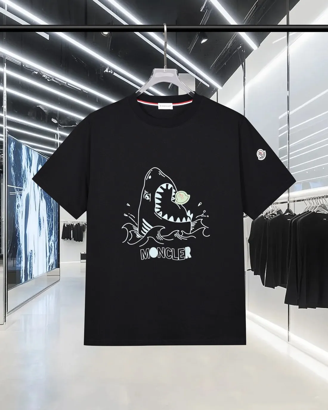 P150 MONCLER/Muzzled 300g pure cotton round neck short-sleeved T-shirt Brand classic Shark🦈 letter LOGO embossed process 2025ss official synchronization High version High quality Fashionable personality Versatile trend Pure original quality Original fabric Hang tag Collar label Washed wheat Complete with three standards Color: Black. White. Size: S M L XL XXL