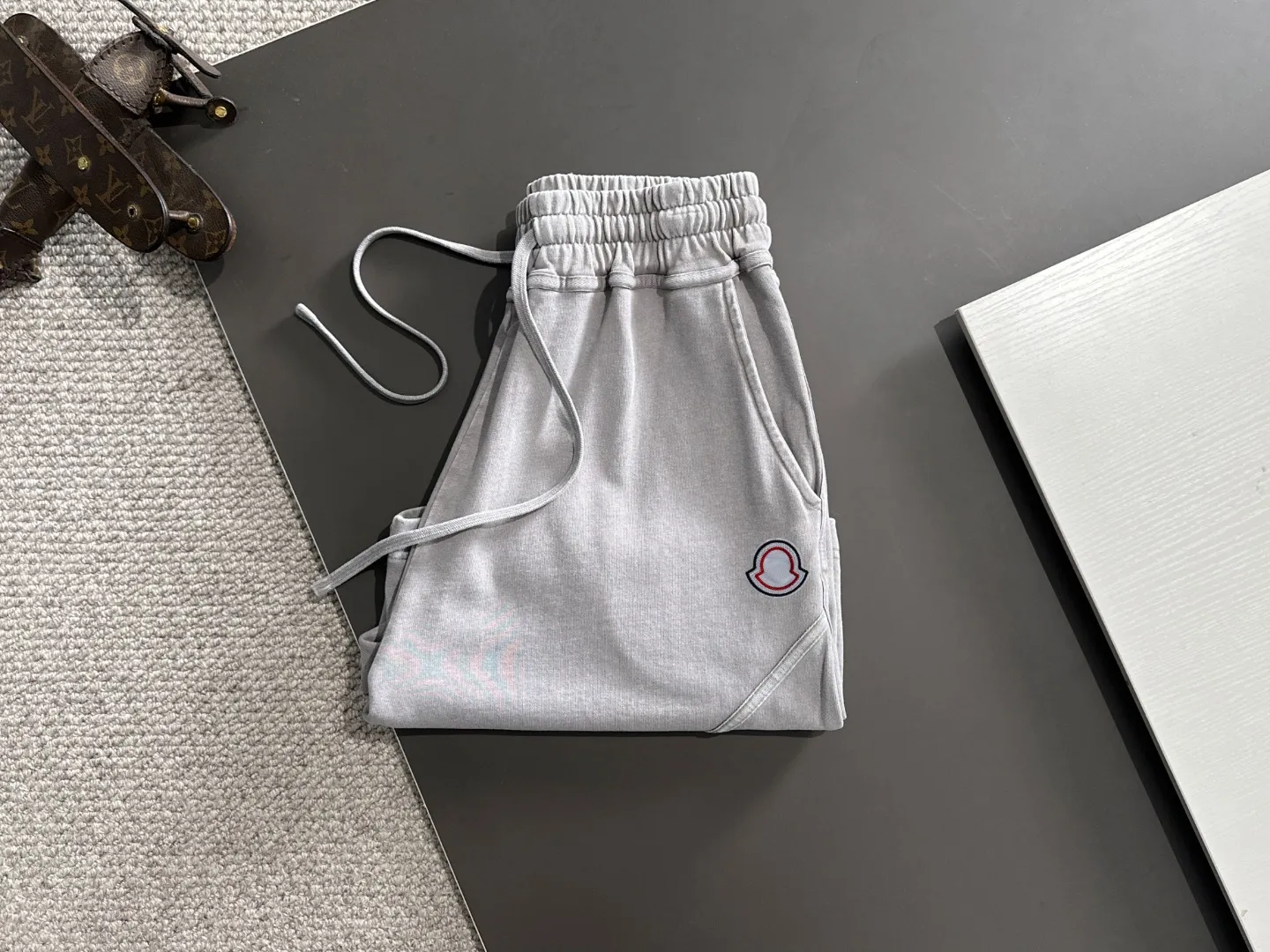 Next day shipment P300 High quality MONCLER/muzzle 2025 spring and summer new style high-definition elastic band casual solid color loose shorts, made with machines imported from Italy. The hem of the trousers is stitched with two needles. The stitching is fine and firm. The fabric is customized at the counter and has high breathability and comfort. The details are impeccable. The brand element design concept reflects high quality. It feels delicate and soft! It presents a casual cut and the upper body shape is great! Size: S-XXL