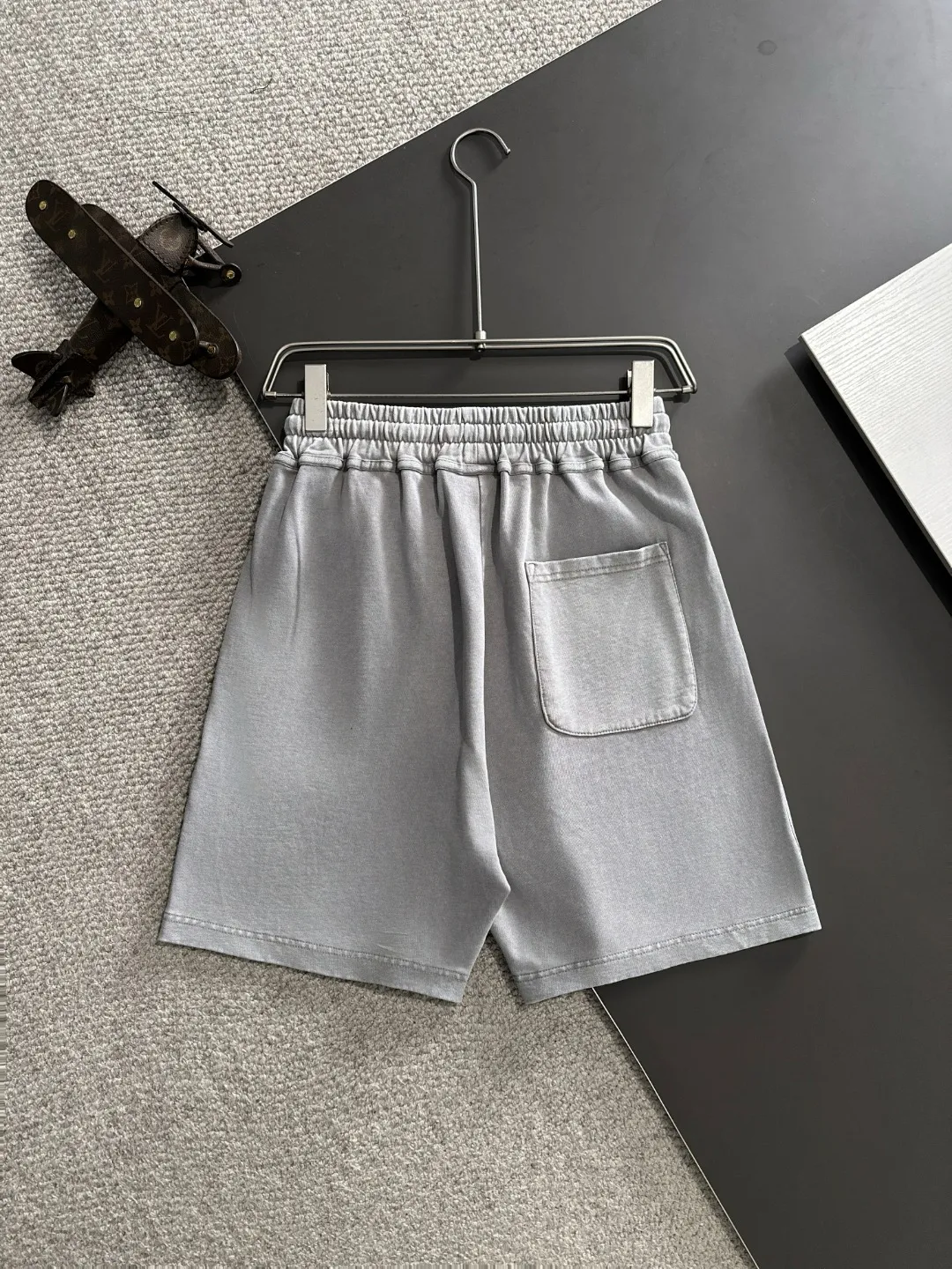 Next day shipment P300 High quality MONCLER/muzzle 2025 spring and summer new style high-definition elastic band casual solid color loose shorts, made with machines imported from Italy. The hem of the trousers is stitched with two needles. The stitching is fine and firm. The fabric is customized at the counter and has high breathability and comfort. The details are impeccable. The brand element design concept reflects high quality. It feels delicate and soft! It presents a casual cut and the upper body shape is great! Size: S-XXL