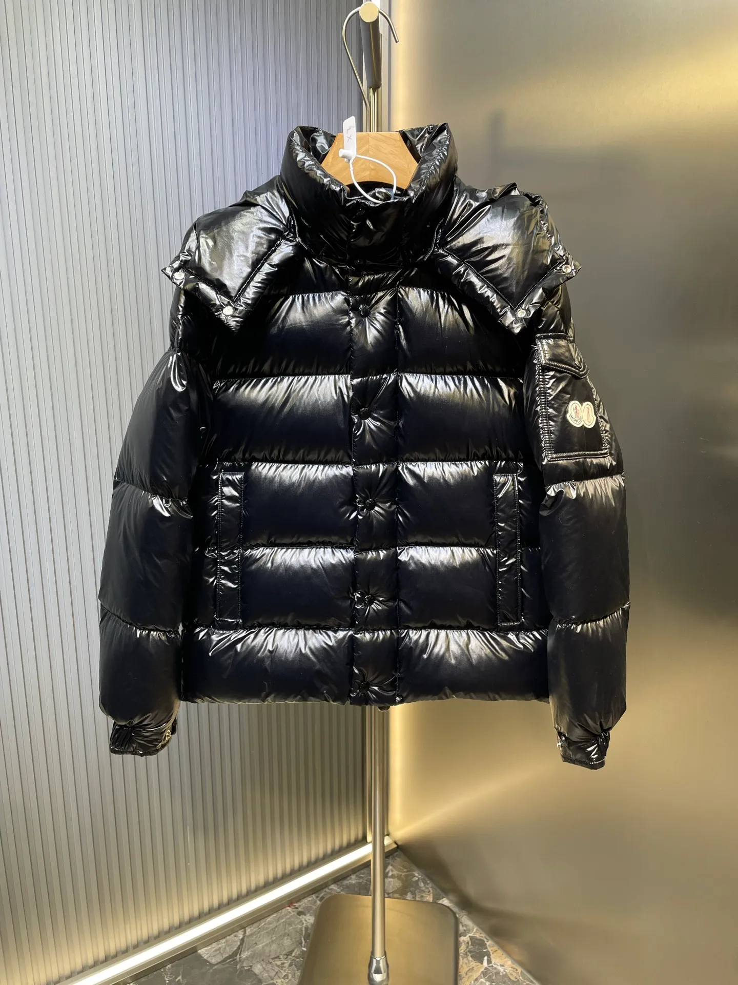 P1080 moncler special 🌟Highest quality Moncler Maya 70 winter short style. Goose down filled version. Moncler down is specially designed to celebrate the brand's 70th anniversary and is made of metallic nylon. Adhering to tradition and embracing innovation, Moncler Maya 70 combines the real world with the digital realm. This icon is interpreted in metallic colors and is available in limited edition Size: 1-5 Couple size