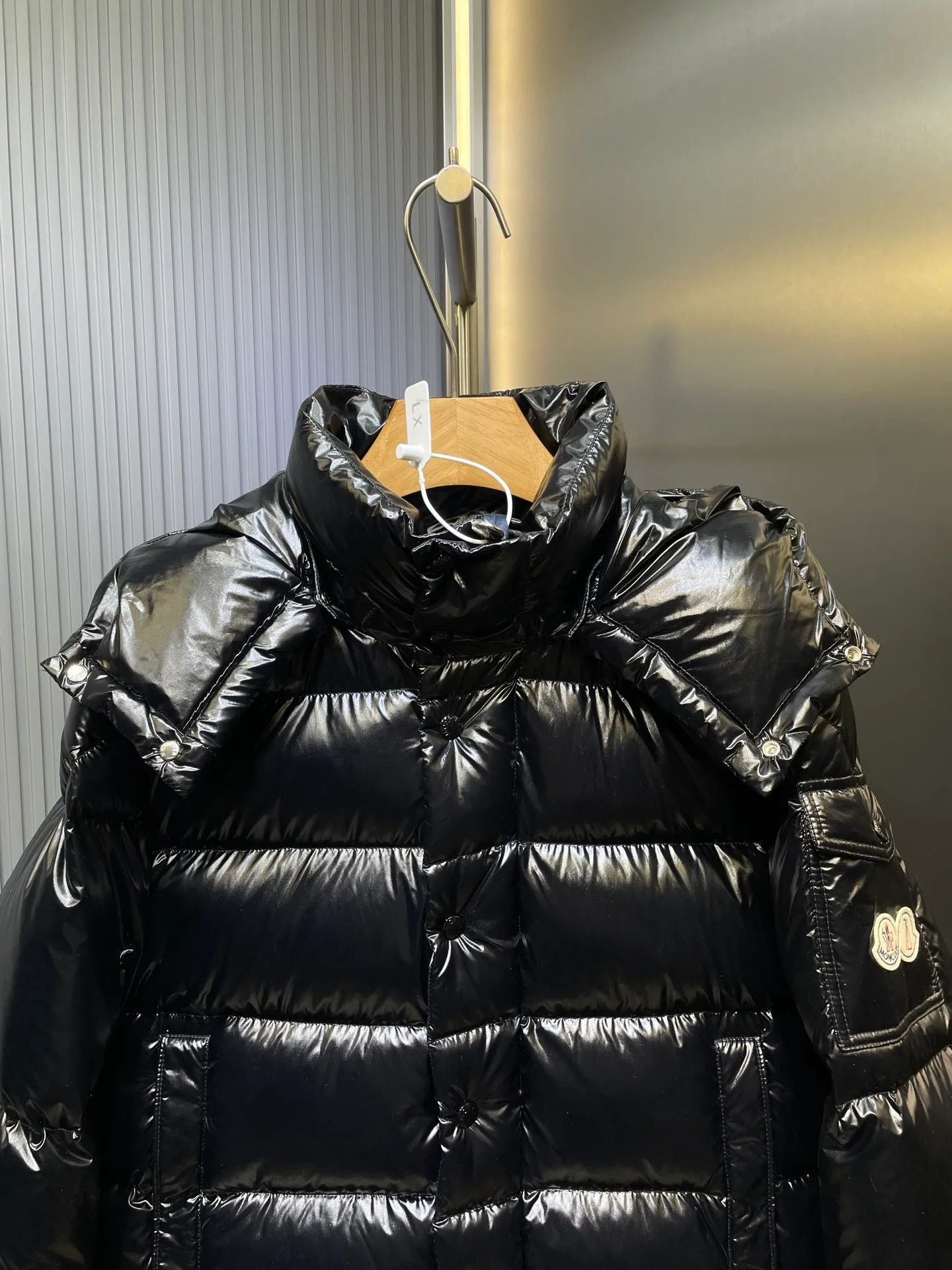 P1080 moncler special 🌟Highest quality Moncler Maya 70 winter short style. Goose down filled version. Moncler down is specially designed to celebrate the brand's 70th anniversary and is made of metallic nylon. Adhering to tradition and embracing innovation, Moncler Maya 70 combines the real world with the digital realm. This icon is interpreted in metallic colors and is available in limited edition Size: 1-5 Couple size