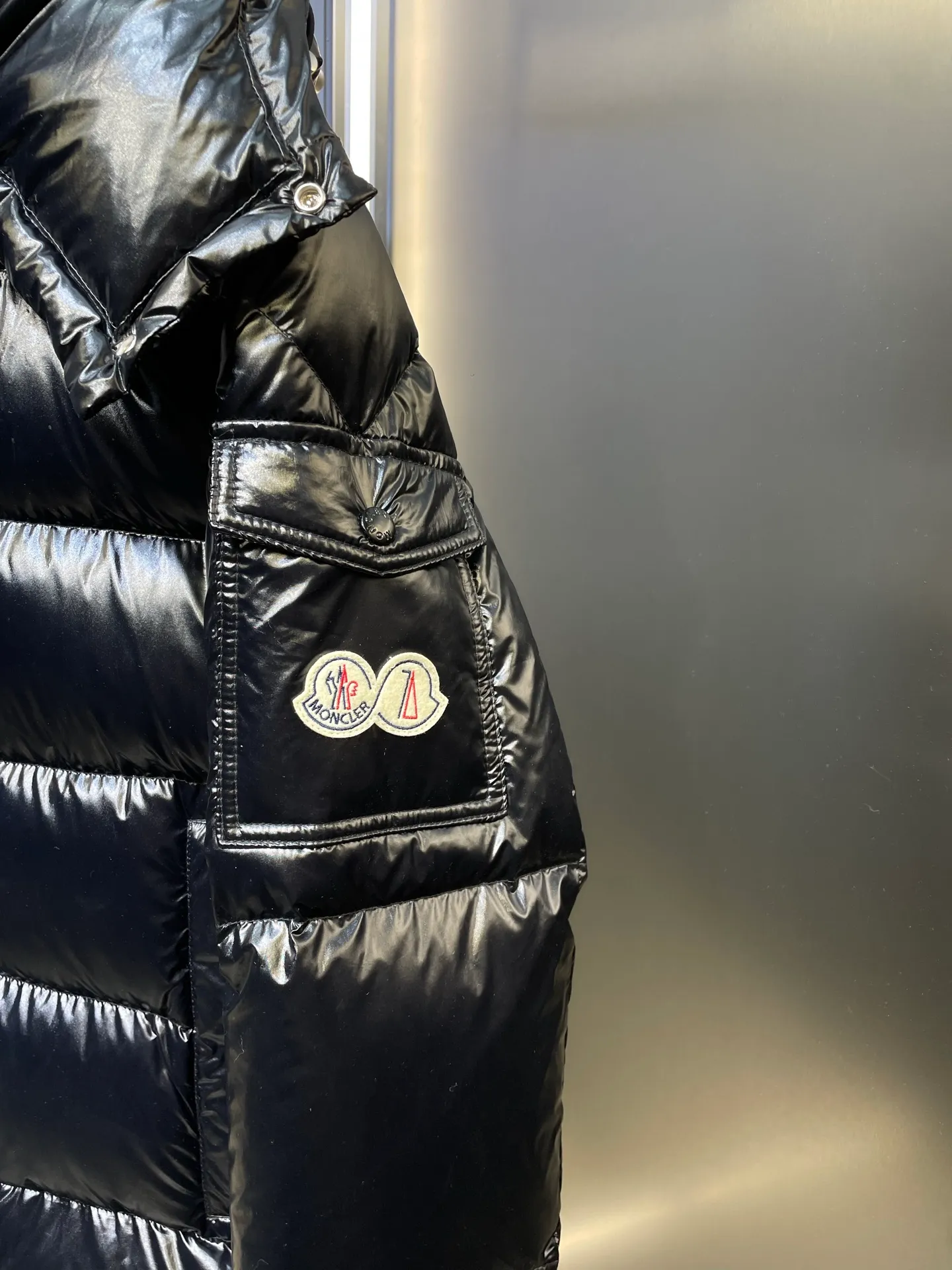 P1080 moncler special 🌟Highest quality Moncler Maya 70 winter short style. Goose down filled version. Moncler down is specially designed to celebrate the brand's 70th anniversary and is made of metallic nylon. Adhering to tradition and embracing innovation, Moncler Maya 70 combines the real world with the digital realm. This icon is interpreted in metallic colors and is available in limited edition Size: 1-5 Couple size