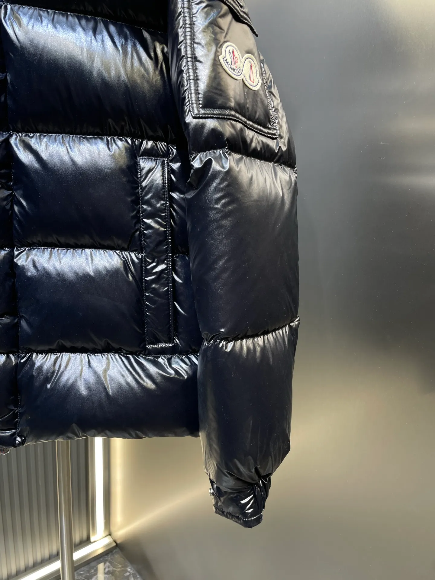 P1080 moncler special 🌟Highest quality Moncler Maya 70 winter short style. Goose down filled version. Moncler down is specially designed to celebrate the brand's 70th anniversary and is made of metallic nylon. Adhering to tradition and embracing innovation, Moncler Maya 70 combines the real world with the digital realm. This icon is interpreted in metallic colors and is available in limited edition Size: 1-5 Couple size