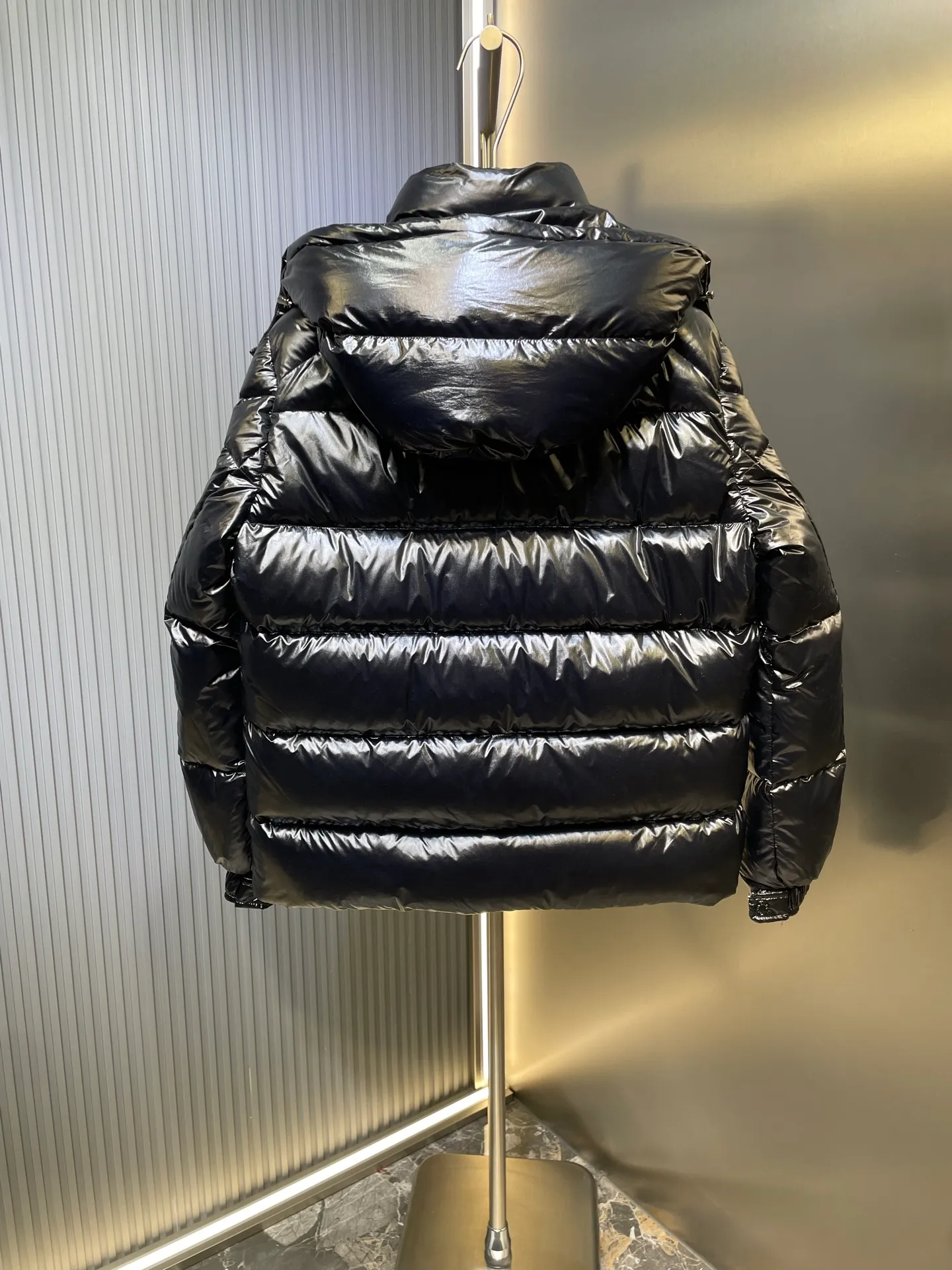 P1080 moncler special 🌟Highest quality Moncler Maya 70 winter short style. Goose down filled version. Moncler down is specially designed to celebrate the brand's 70th anniversary and is made of metallic nylon. Adhering to tradition and embracing innovation, Moncler Maya 70 combines the real world with the digital realm. This icon is interpreted in metallic colors and is available in limited edition Size: 1-5 Couple size
