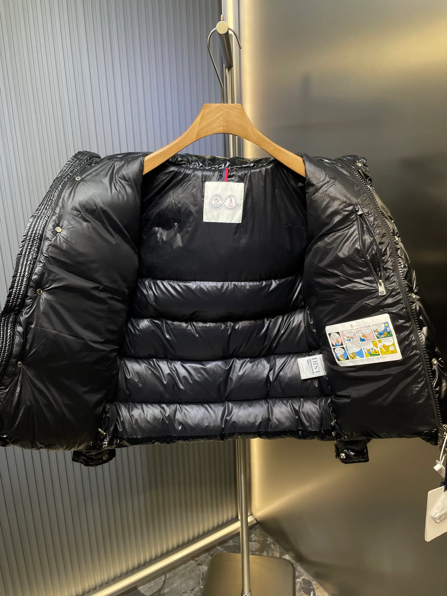 P1080 moncler special 🌟Highest quality Moncler Maya 70 winter short style. Goose down filled version. Moncler down is specially designed to celebrate the brand's 70th anniversary and is made of metallic nylon. Adhering to tradition and embracing innovation, Moncler Maya 70 combines the real world with the digital realm. This icon is interpreted in metallic colors and is available in limited edition Size: 1-5 Couple size