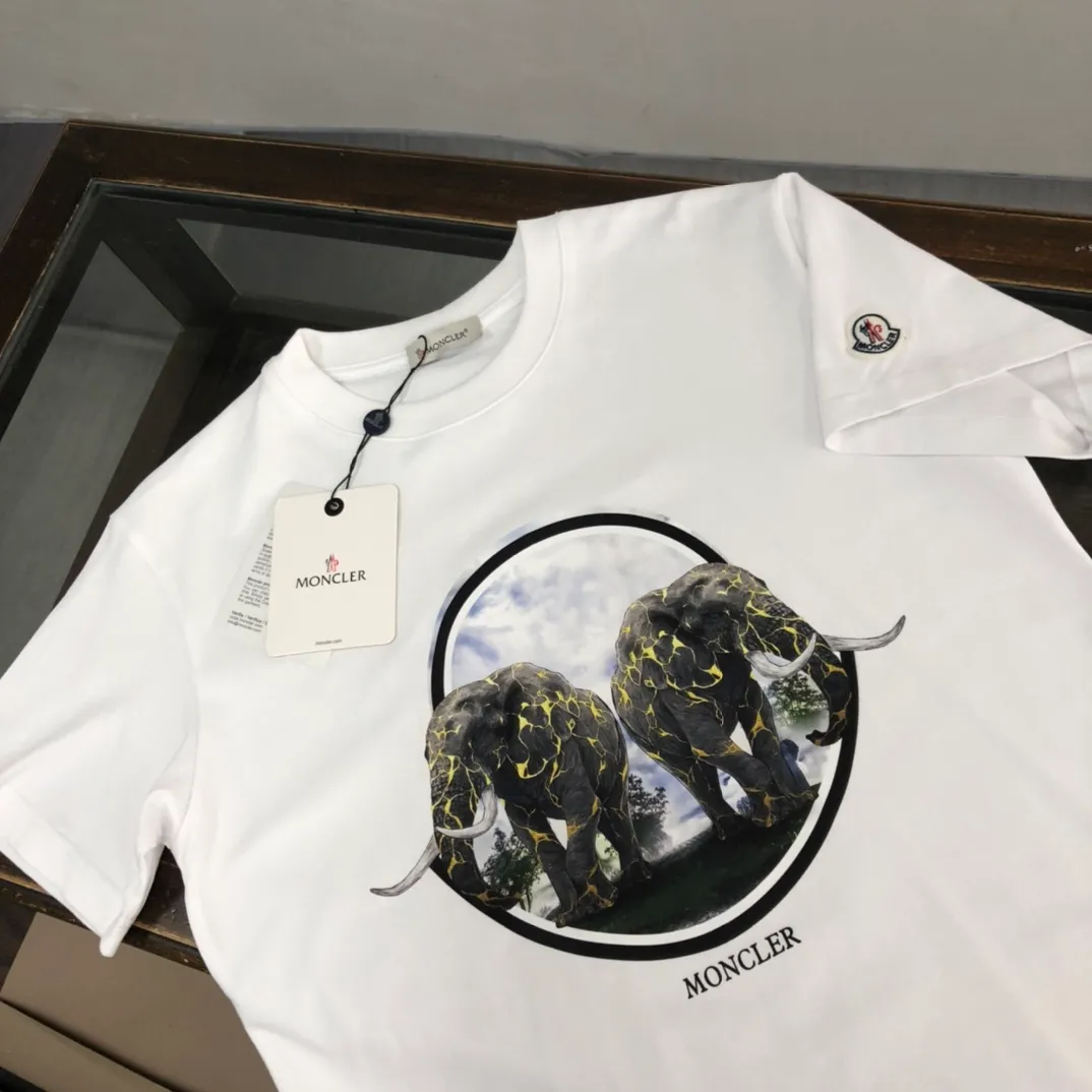 P150 Moncler 2025 new men's round neck short-sleeved couple's T-shirt, new spring and summer product, high quality 🔥🔥Fashionable and versatile, customized imported fabrics, comfortable to wear, breathable, fashionable without losing personality, casual and casual upper body, handsome and stylish, showing the temperament of a big brand. All three standards are complete! ! Color: black white Size: S-XL (loose fit)