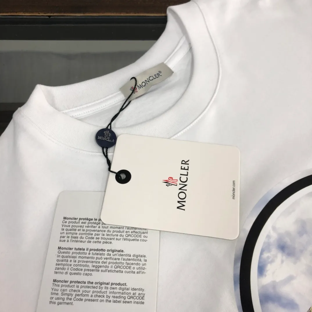 P150 Moncler 2025 new men's round neck short-sleeved couple's T-shirt, new spring and summer product, high quality 🔥🔥Fashionable and versatile, customized imported fabrics, comfortable to wear, breathable, fashionable without losing personality, casual and casual upper body, handsome and stylish, showing the temperament of a big brand. All three standards are complete! ! Color: black white Size: S-XL (loose fit)