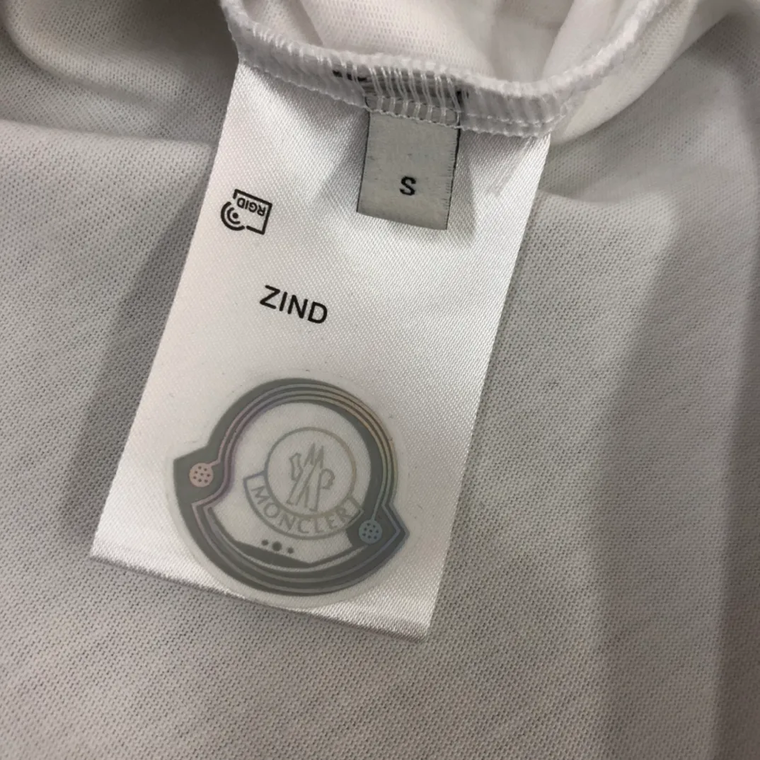 P150 Moncler 2025 new men's round neck short-sleeved couple's T-shirt, new spring and summer product, high quality 🔥🔥Fashionable and versatile, customized imported fabrics, comfortable to wear, breathable, fashionable without losing personality, casual and casual upper body, handsome and stylish, showing the temperament of a big brand. All three standards are complete! ! Color: black white Size: S-XL (loose fit)