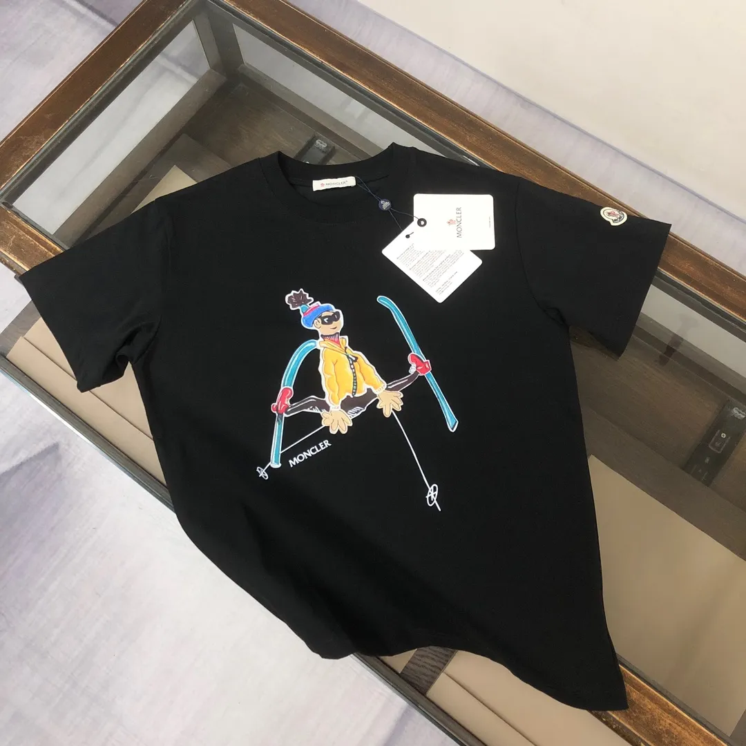 P160 Moncler 2025 new men's round neck short-sleeved couple T-shirt, new spring and summer product, high quality 🔥🔥Fashionable and versatile, customized imported fabrics! Comfortable to wear, breathable, fashionable without losing personality, the upper body is casual and casual, handsome and stylish, showing the temperament of a big brand. All three standards are complete! ! Color: Black, White, Brown, Sky Blue Size: S M L XL (Loose fit, please state your height and weight when placing an order)