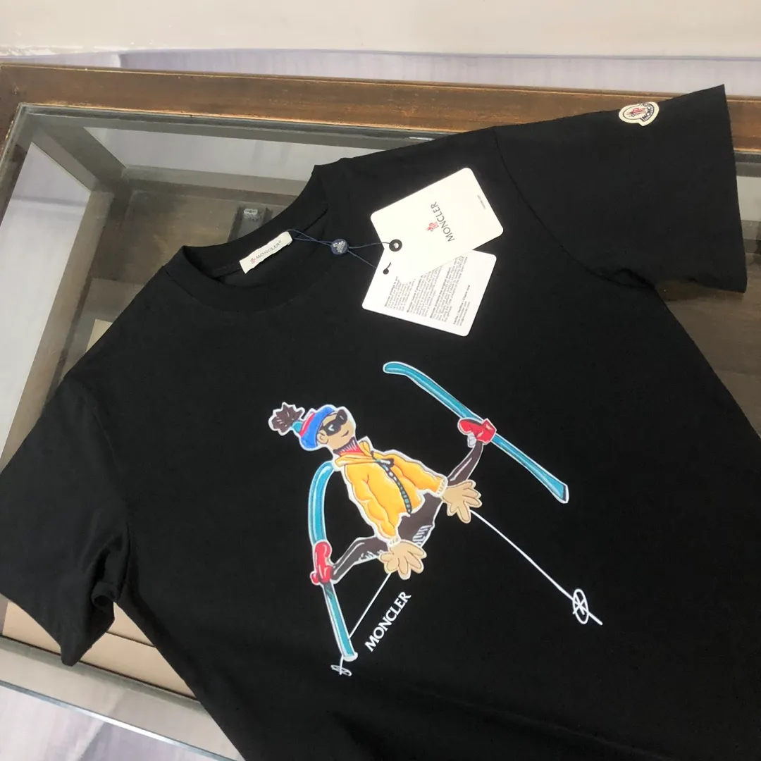P160 Moncler 2025 new men's round neck short-sleeved couple T-shirt, new spring and summer product, high quality 🔥🔥Fashionable and versatile, customized imported fabrics! Comfortable to wear, breathable, fashionable without losing personality, the upper body is casual and casual, handsome and stylish, showing the temperament of a big brand. All three standards are complete! ! Color: Black, White, Brown, Sky Blue Size: S M L XL (Loose fit, please state your height and weight when placing an order)