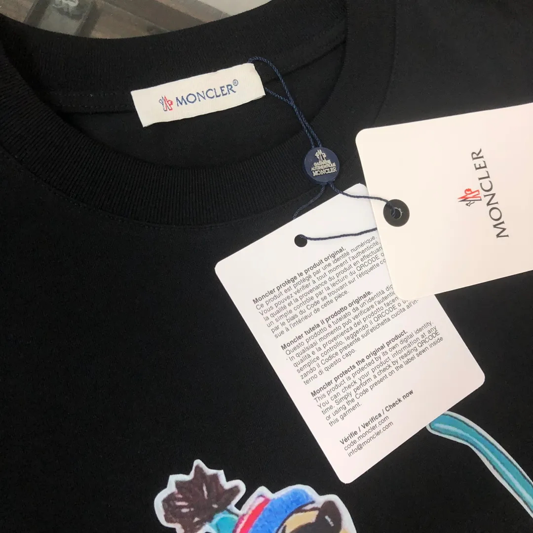 P160 Moncler 2025 new men's round neck short-sleeved couple T-shirt, new spring and summer product, high quality 🔥🔥Fashionable and versatile, customized imported fabrics! Comfortable to wear, breathable, fashionable without losing personality, the upper body is casual and casual, handsome and stylish, showing the temperament of a big brand. All three standards are complete! ! Color: Black, White, Brown, Sky Blue Size: S M L XL (Loose fit, please state your height and weight when placing an order)
