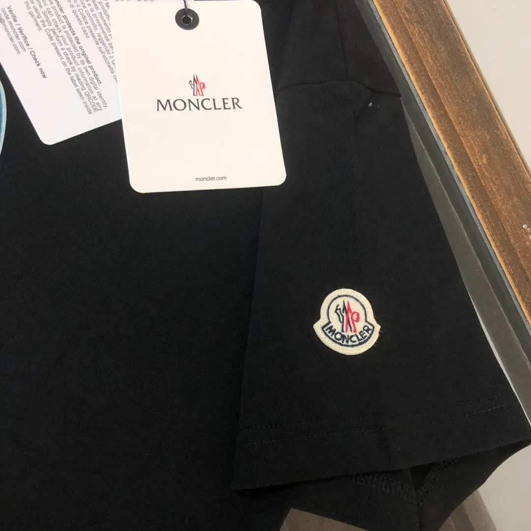 P160 Moncler 2025 new men's round neck short-sleeved couple T-shirt, new spring and summer product, high quality 🔥🔥Fashionable and versatile, customized imported fabrics! Comfortable to wear, breathable, fashionable without losing personality, the upper body is casual and casual, handsome and stylish, showing the temperament of a big brand. All three standards are complete! ! Color: Black, White, Brown, Sky Blue Size: S M L XL (Loose fit, please state your height and weight when placing an order)