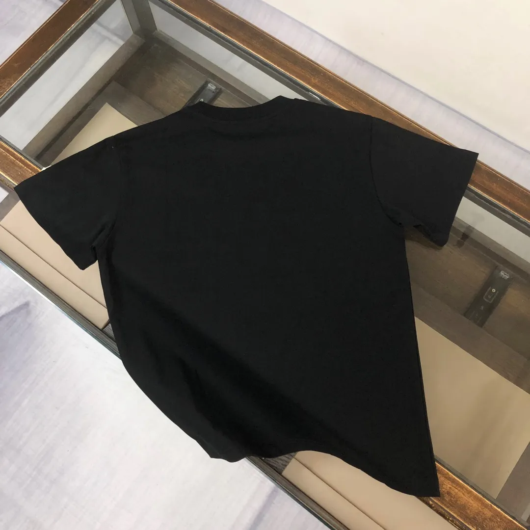P160 Moncler 2025 new men's round neck short-sleeved couple T-shirt, new spring and summer product, high quality 🔥🔥Fashionable and versatile, customized imported fabrics! Comfortable to wear, breathable, fashionable without losing personality, the upper body is casual and casual, handsome and stylish, showing the temperament of a big brand. All three standards are complete! ! Color: Black, White, Brown, Sky Blue Size: S M L XL (Loose fit, please state your height and weight when placing an order)