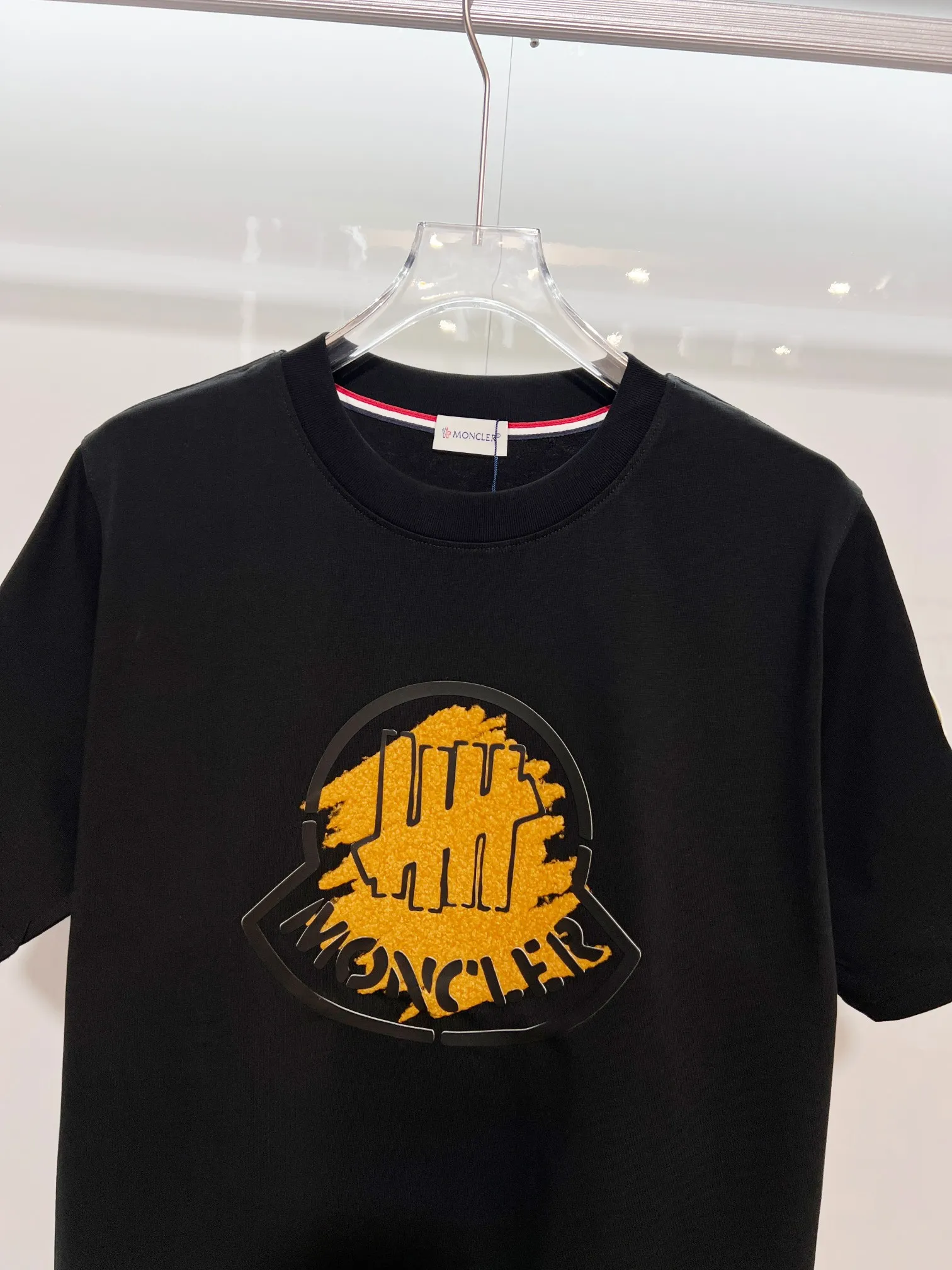 P170 MONCLER/Muzzled 300g pure cotton round neck short-sleeved T-shirt Brand classic Gauze splicing Letter LOGO embossing process 2025ss official synchronization High version High quality Fashion personality Versatile trend Pure original quality Original fabric Hang tag Collar label Washed wheat Complete three standards Color: Black. White. Size: S M L XL XXL