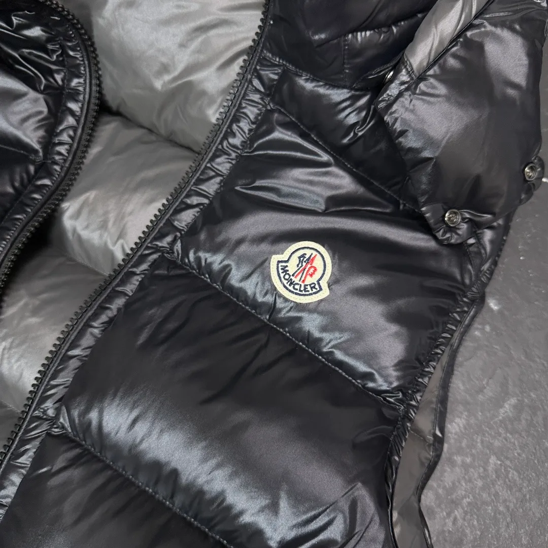 Real shots of some details 𝑴𝒐𝒏𝒄𝒍𝒆𝒓｜Moncler 𝑩𝒐𝒓𝒎𝒆𝒔 series hooded down vest 040# 𝑺𝑰𝒁𝑬:𝟭# 𝟮# 𝟯# 𝟰# 𝟱# P580 Product color: black