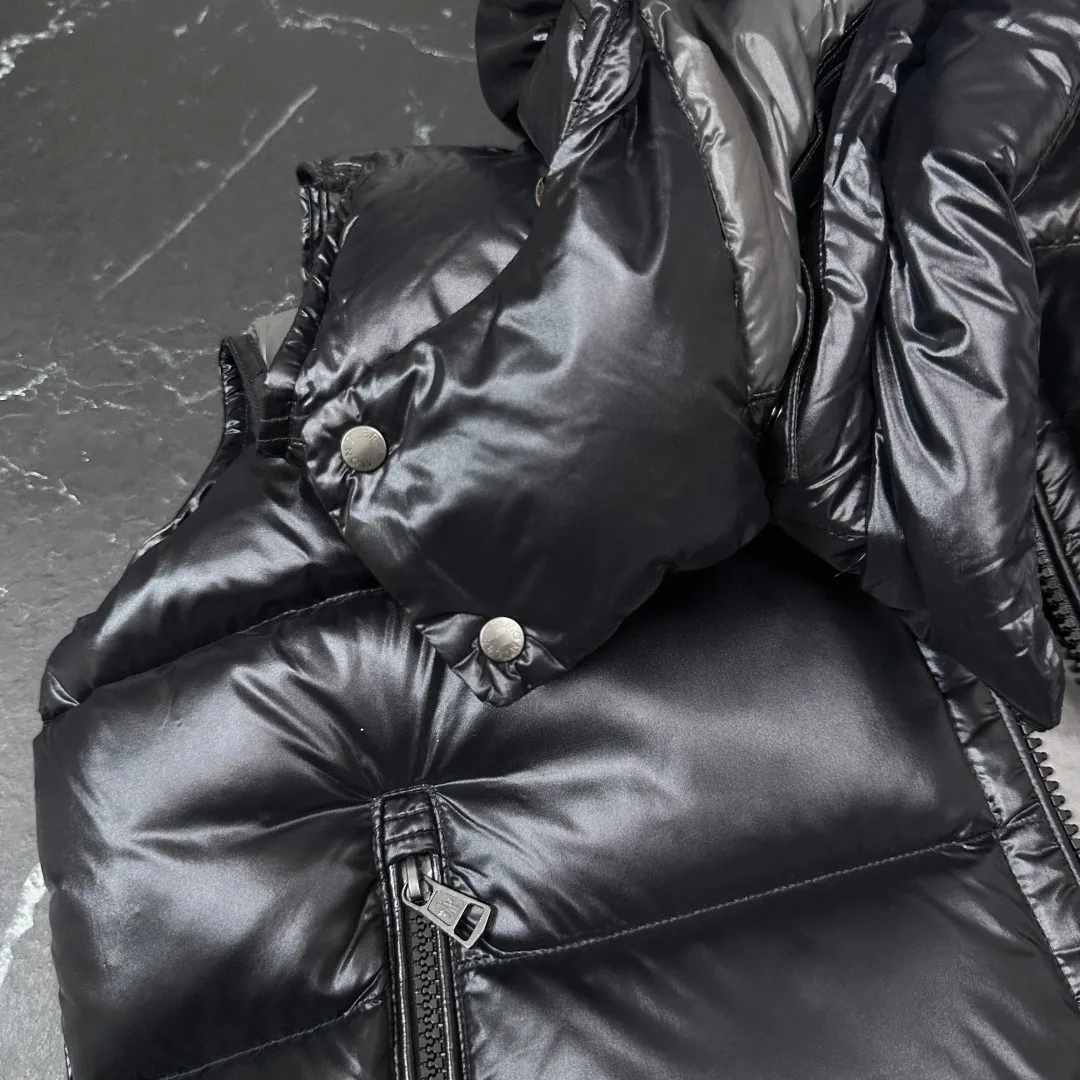 Real shots of some details 𝑴𝒐𝒏𝒄𝒍𝒆𝒓｜Moncler 𝑩𝒐𝒓𝒎𝒆𝒔 series hooded down vest 040# 𝑺𝑰𝒁𝑬:𝟭# 𝟮# 𝟯# 𝟰# 𝟱# P580 Product color: black