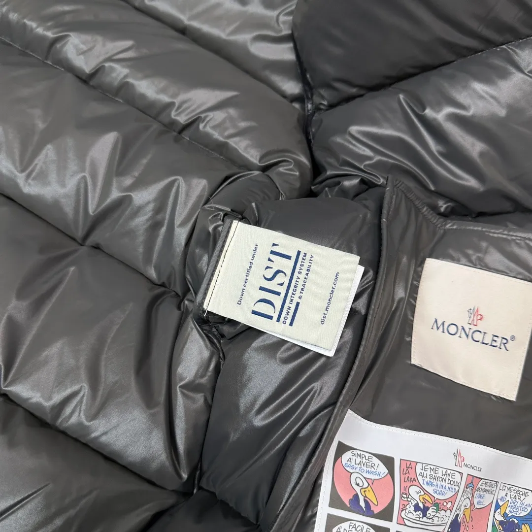 Real shots of some details 𝑴𝒐𝒏𝒄𝒍𝒆𝒓｜Moncler 𝑩𝒐𝒓𝒎𝒆𝒔 series hooded down vest 040# 𝑺𝑰𝒁𝑬:𝟭# 𝟮# 𝟯# 𝟰# 𝟱# P580 Product color: black