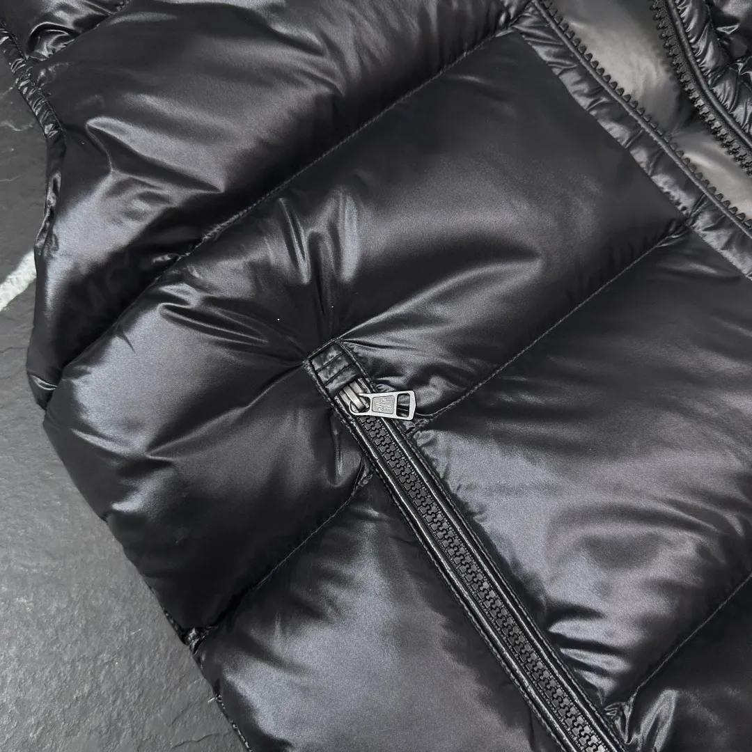 Real shots of some details 𝑴𝒐𝒏𝒄𝒍𝒆𝒓｜Moncler 𝑩𝒐𝒓𝒎𝒆𝒔 series hooded down vest 040# 𝑺𝑰𝒁𝑬:𝟭# 𝟮# 𝟯# 𝟰# 𝟱# P580 Product color: black