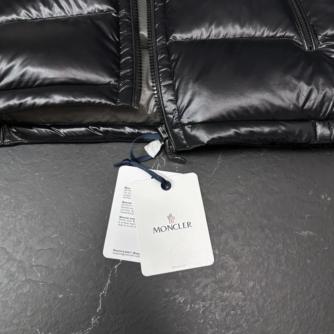 Real shots of some details 𝑴𝒐𝒏𝒄𝒍𝒆𝒓｜Moncler 𝑩𝒐𝒓𝒎𝒆𝒔 series hooded down vest 040# 𝑺𝑰𝒁𝑬:𝟭# 𝟮# 𝟯# 𝟰# 𝟱# P580 Product color: black