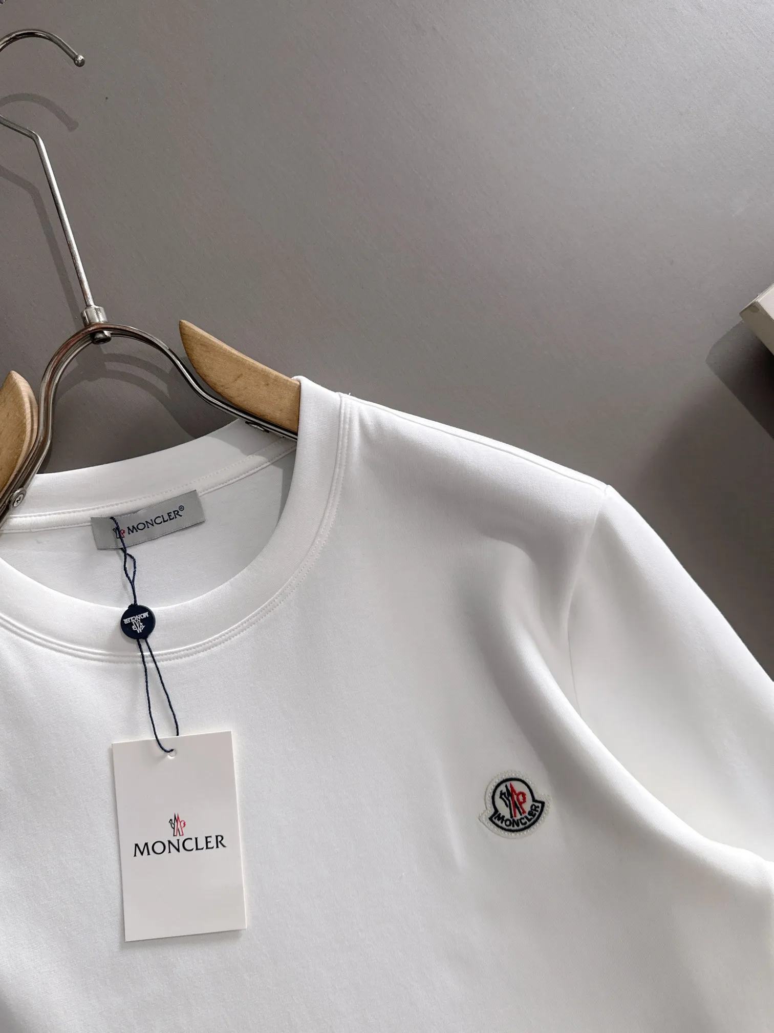 P250￼ 🌸🌸 Moncler 2025 new autumn and winter men's round neck long-sleeved T-shirt sweatshirt, super classic design. Simple without any unnecessary cumbersomeness. This style is an indispensable and versatile item for men in autumn and winter. It is made of 340g pure cotton fabric and is made of imported high-quality fabrics. It is super comfortable to wear. The fabric is warm and textured, avant-garde and practical. Exquisite and perfect craftsmanship, the latest official website design, a classic in the fashionable and casual series, the main product in the counter! Craftsmanship: Reproduction of the original! The details are impeccable and the brand element design concept is of high quality. Color: Picture color, complete with three standards! Size:M-xxxL