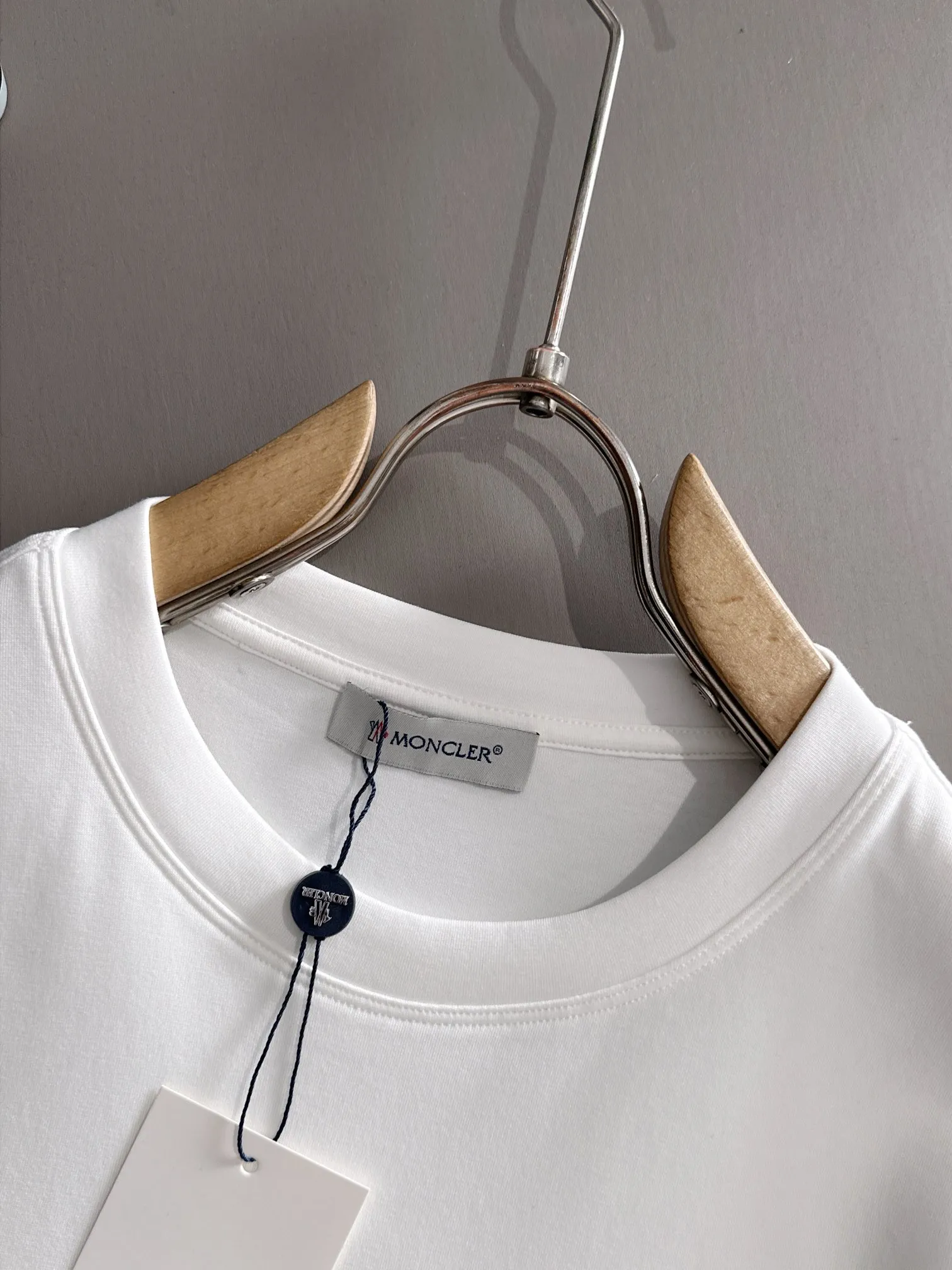 P250￼ 🌸🌸 Moncler 2025 new autumn and winter men's round neck long-sleeved T-shirt sweatshirt, super classic design. Simple without any unnecessary cumbersomeness. This style is an indispensable and versatile item for men in autumn and winter. It is made of 340g pure cotton fabric and is made of imported high-quality fabrics. It is super comfortable to wear. The fabric is warm and textured, avant-garde and practical. Exquisite and perfect craftsmanship, the latest official website design, a classic in the fashionable and casual series, the main product in the counter! Craftsmanship: Reproduction of the original! The details are impeccable and the brand element design concept is of high quality. Color: Picture color, complete with three standards! Size:M-xxxL