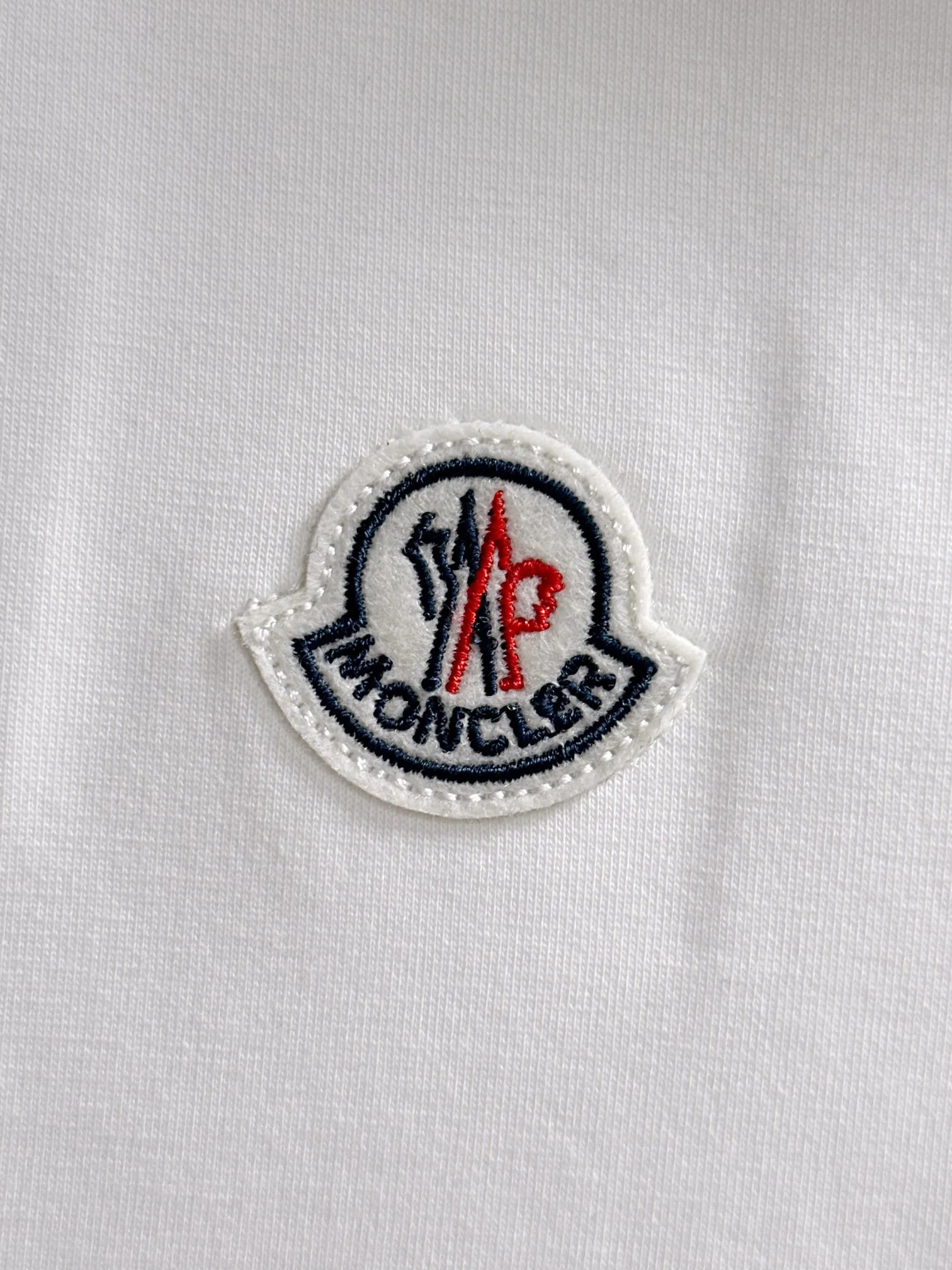 P250￼ 🌸🌸 Moncler 2025 new autumn and winter men's round neck long-sleeved T-shirt sweatshirt, super classic design. Simple without any unnecessary cumbersomeness. This style is an indispensable and versatile item for men in autumn and winter. It is made of 340g pure cotton fabric and is made of imported high-quality fabrics. It is super comfortable to wear. The fabric is warm and textured, avant-garde and practical. Exquisite and perfect craftsmanship, the latest official website design, a classic in the fashionable and casual series, the main product in the counter! Craftsmanship: Reproduction of the original! The details are impeccable and the brand element design concept is of high quality. Color: Picture color, complete with three standards! Size:M-xxxL