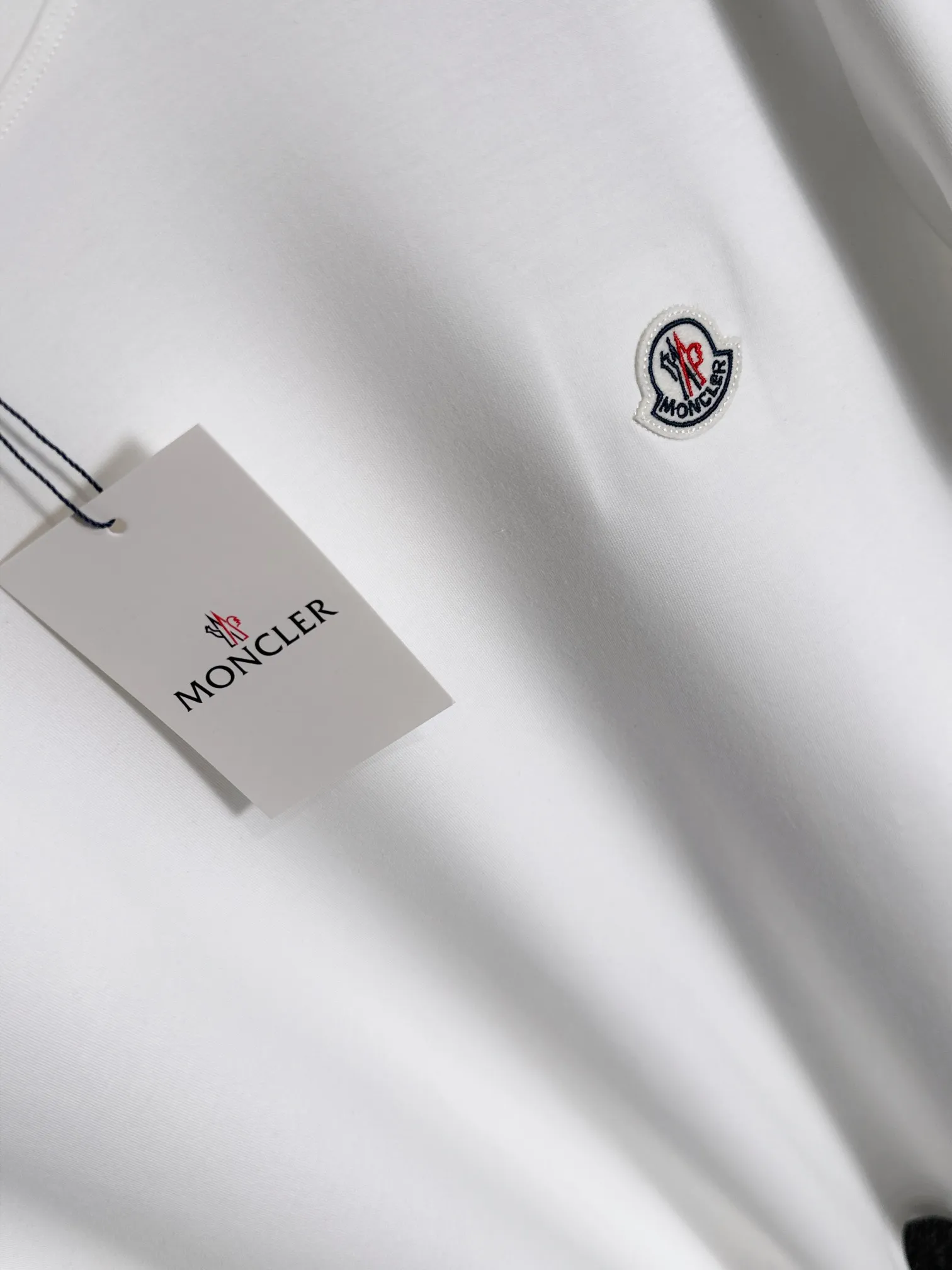 P250￼ 🌸🌸 Moncler 2025 new autumn and winter men's round neck long-sleeved T-shirt sweatshirt, super classic design. Simple without any unnecessary cumbersomeness. This style is an indispensable and versatile item for men in autumn and winter. It is made of 340g pure cotton fabric and is made of imported high-quality fabrics. It is super comfortable to wear. The fabric is warm and textured, avant-garde and practical. Exquisite and perfect craftsmanship, the latest official website design, a classic in the fashionable and casual series, the main product in the counter! Craftsmanship: Reproduction of the original! The details are impeccable and the brand element design concept is of high quality. Color: Picture color, complete with three standards! Size:M-xxxL