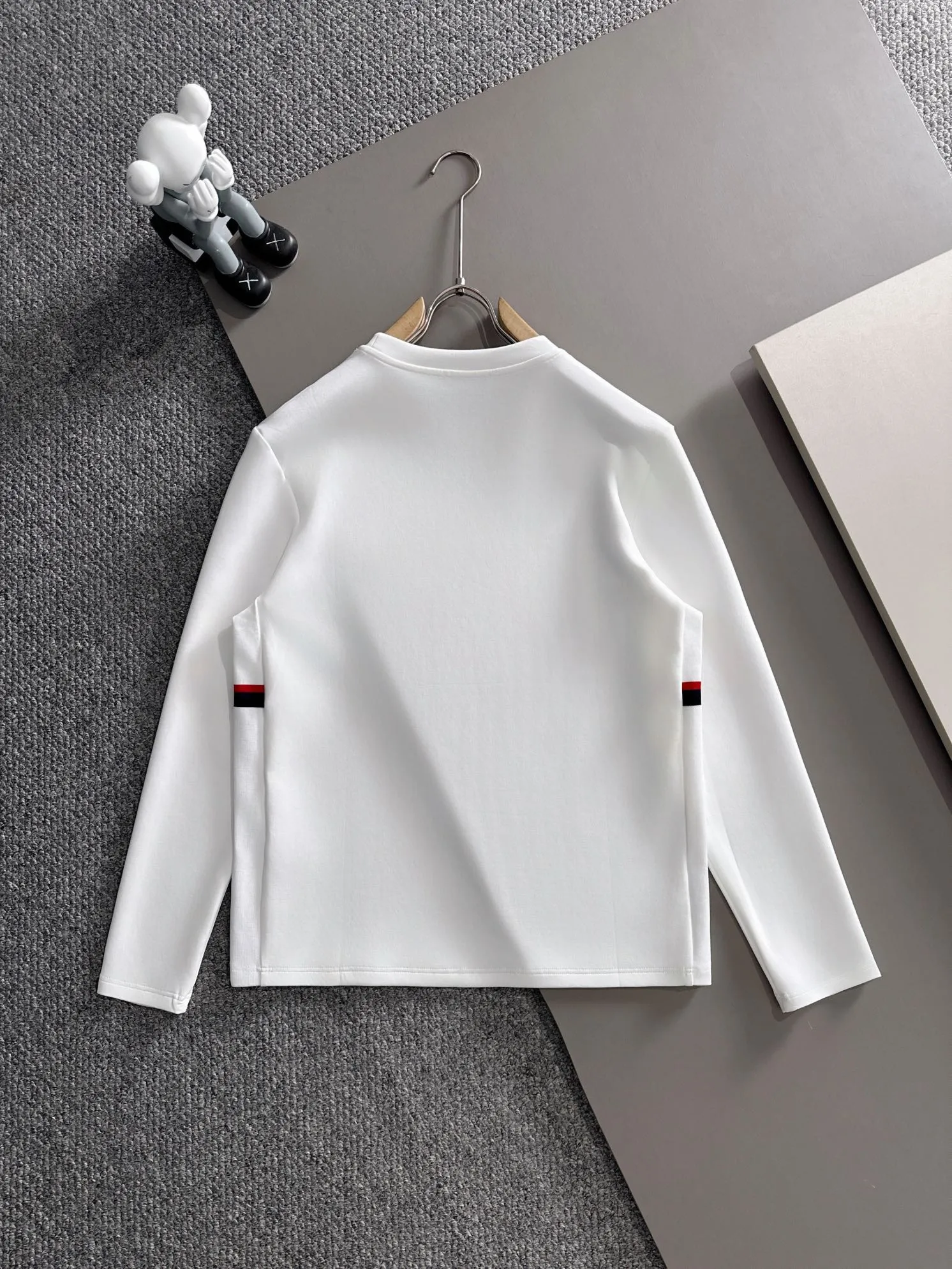 P250￼ 🌸🌸 Moncler 2025 new autumn and winter men's round neck long-sleeved T-shirt sweatshirt, super classic design. Simple without any unnecessary cumbersomeness. This style is an indispensable and versatile item for men in autumn and winter. It is made of 340g pure cotton fabric and is made of imported high-quality fabrics. It is super comfortable to wear. The fabric is warm and textured, avant-garde and practical. Exquisite and perfect craftsmanship, the latest official website design, a classic in the fashionable and casual series, the main product in the counter! Craftsmanship: Reproduction of the original! The details are impeccable and the brand element design concept is of high quality. Color: Picture color, complete with three standards! Size:M-xxxL