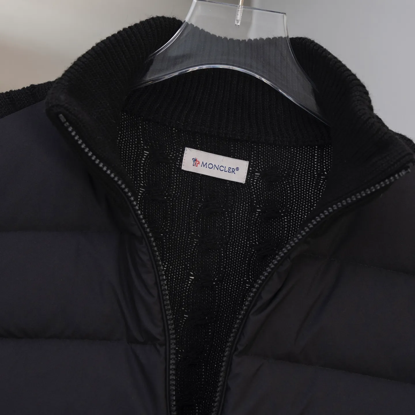 P640 2025 Autumn and Winter New Style🆕Down Jacket Top Purchasing Version MONCLER Wool Spliced Sleeves Same Style for Men and Women Down Jacket Jacket MONCLER / Moncler / Mouth New Style Each down jacket has been processed through at least 150 processes. The maximum fill power can reach 800➕ Make the wear warmer 5A level standard Use German anti-down needles up to 11 stitches every three centimeters Precision sewing Sleeve LOGO mark: The sleeve LOGO mark is made of wool, and the embroidery is made by Japanese Tajima machine. NFC chip: Both the sleeve wool embroidery mark and the inner wash mark can verify the NFC chip. Fabric: Light waterproof and breathable nylon cloth. Filling: 90% white duck down. Made of the best cloud velvet. Very high fluffy and very warm. Zipper: electroplated engraved logo zipper consistent with the original version. Embroidery: made by Japanese Tajima embroidery machine. Accessories: main label. Wash label. Tags and packaging are all original and complete